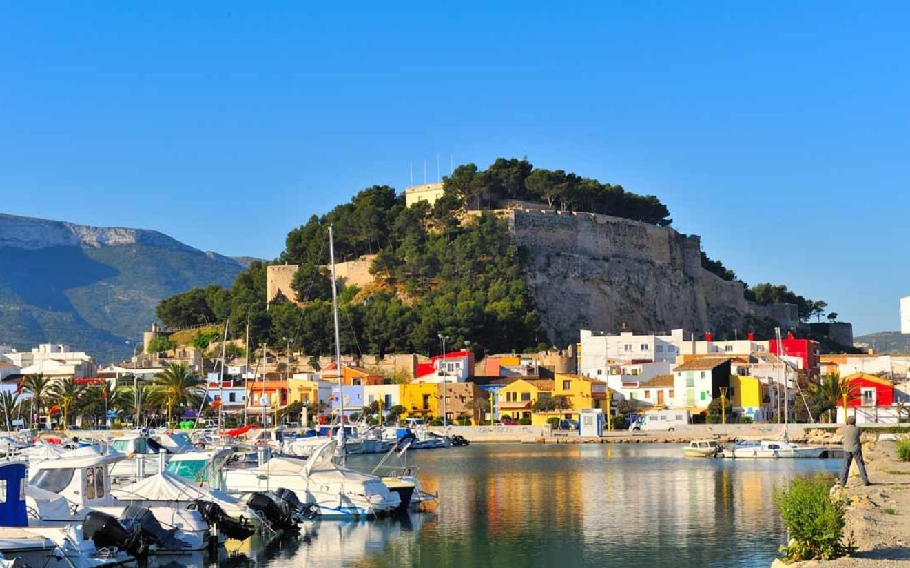 VILLA IM MODERNEN STIL 10 KM VON DENIA ENTFERNT