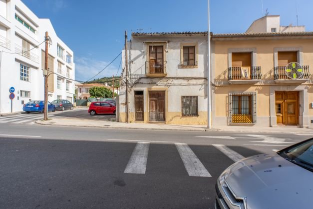 4092JAV Grundstück mit kommerziellem Potenzial zum Verkauf im Zentrum von Javea