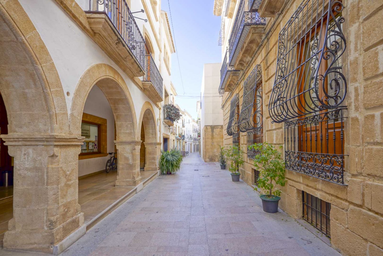 4559JAV Multifunktionale Gewerbeimmobilie zum Verkauf in Jávea