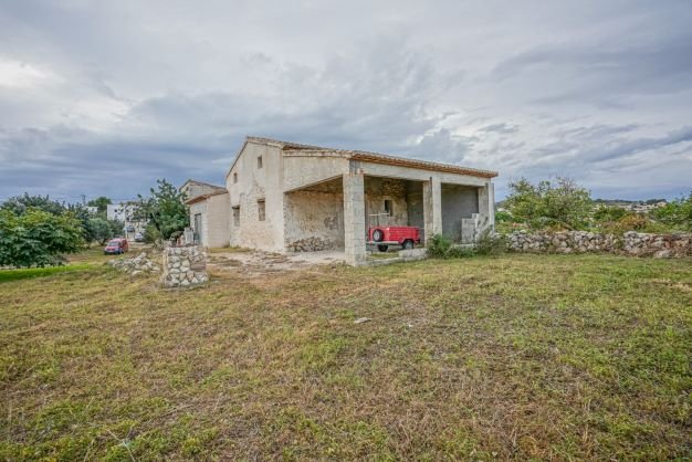 4154GAT Großes Grundstück mit halbfertiger Finca in Gata de Gorgos zu verkaufen