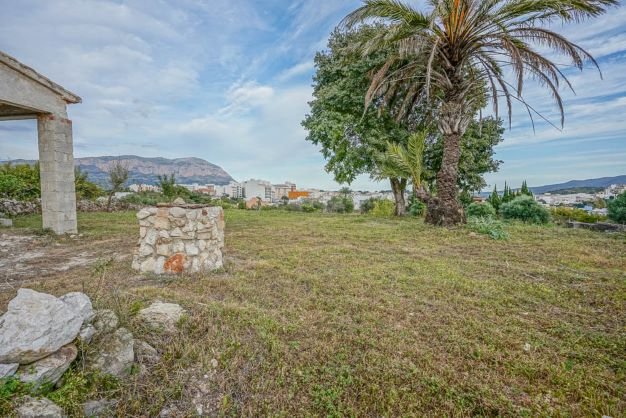 4154GAT Großes Grundstück mit halbfertiger Finca in Gata de Gorgos zu verkaufen