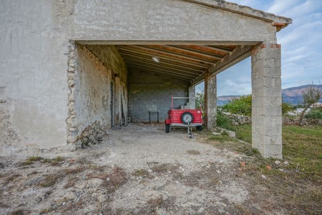 4154GAT Großes Grundstück mit halbfertiger Finca in Gata de Gorgos zu verkaufen
