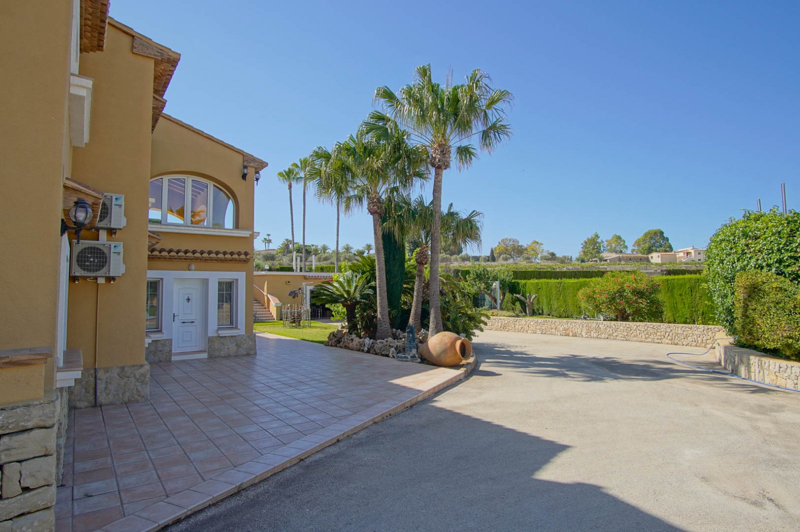 C3XY4422BEN Sehr große Villa mit 3 Gästehäusern auf 11.000 m2 zum Verkauf in Benissa