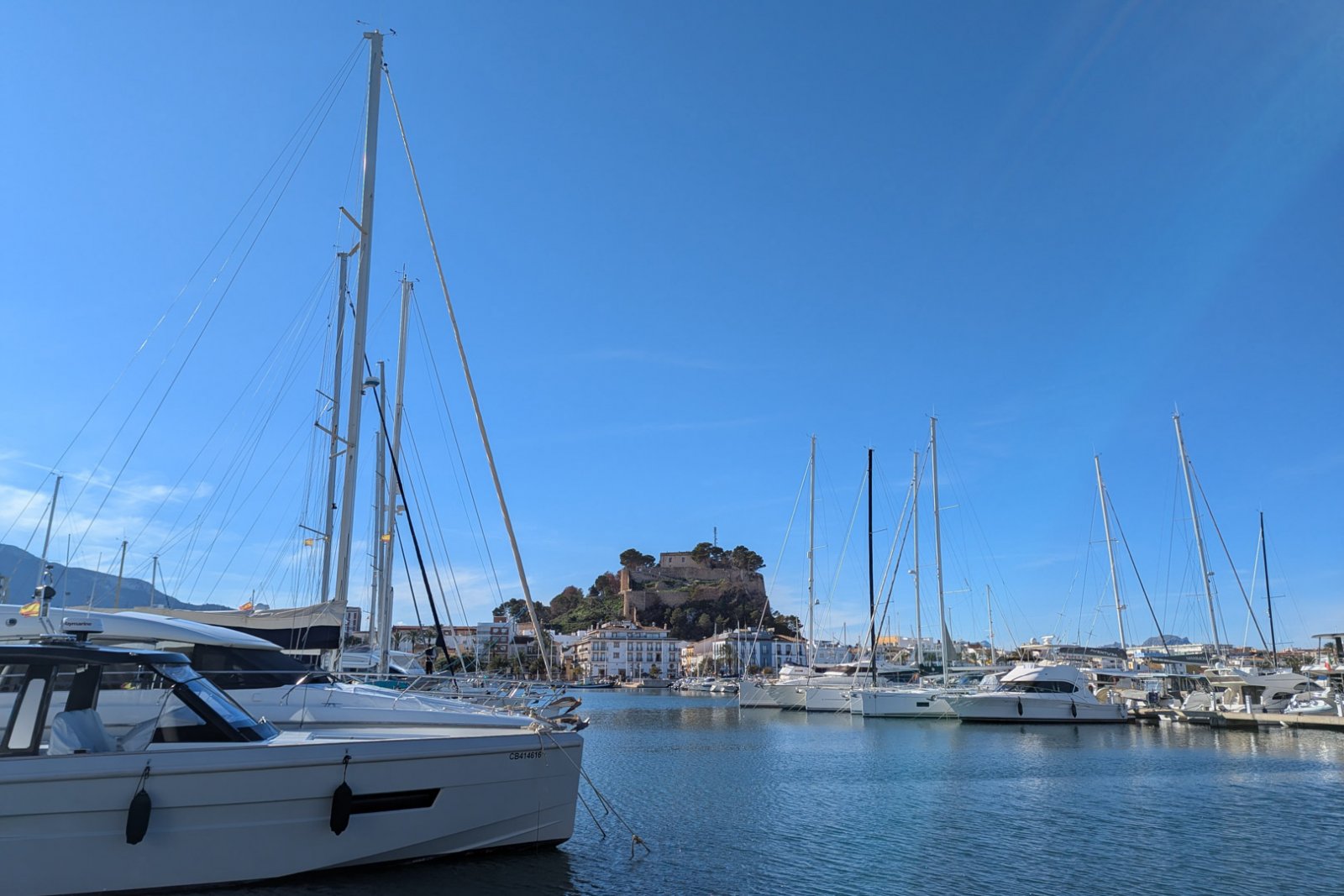 8273DEN Villenprojekt im ibizenkischen Stil mit Pool zu verkaufen, ganz in der Nähe des Strandes.