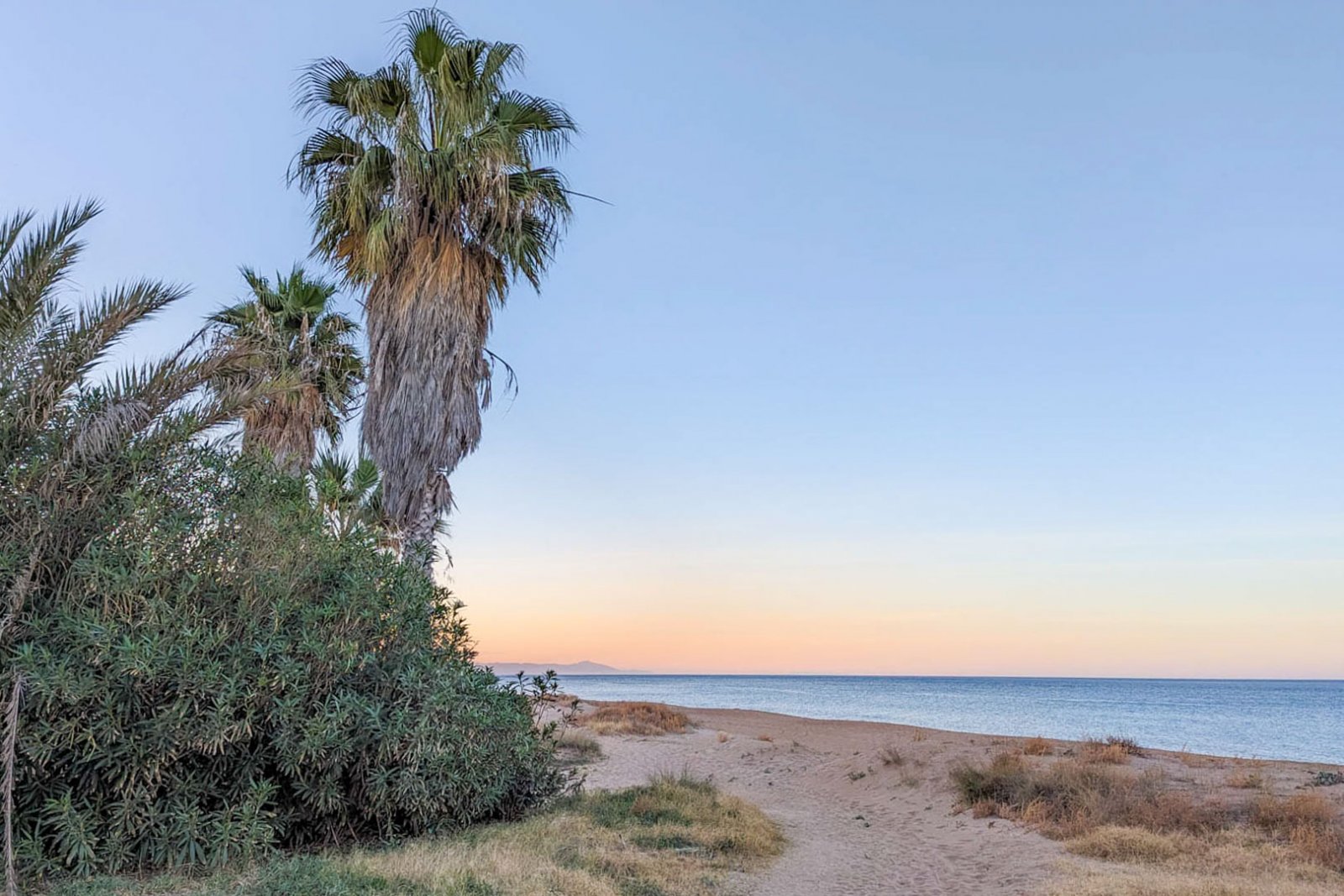 8273DEN Villenprojekt im ibizenkischen Stil mit Pool zu verkaufen, ganz in der Nähe des Strandes.