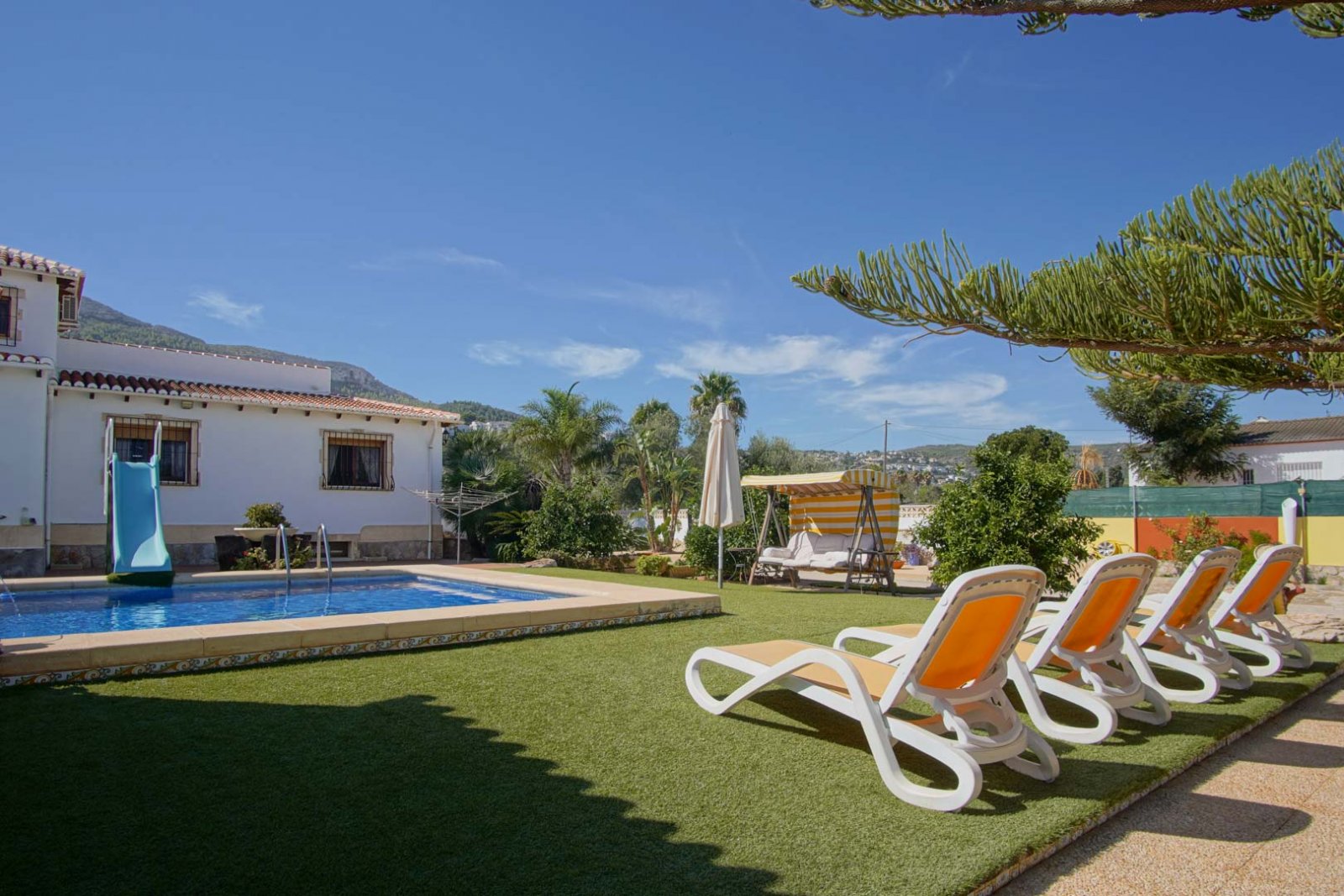 8291DEN Doppelhaushälfte zum Verkauf in La Pedrera, Dénia, nur einen Steinwurf vom Zentrum entfernt.