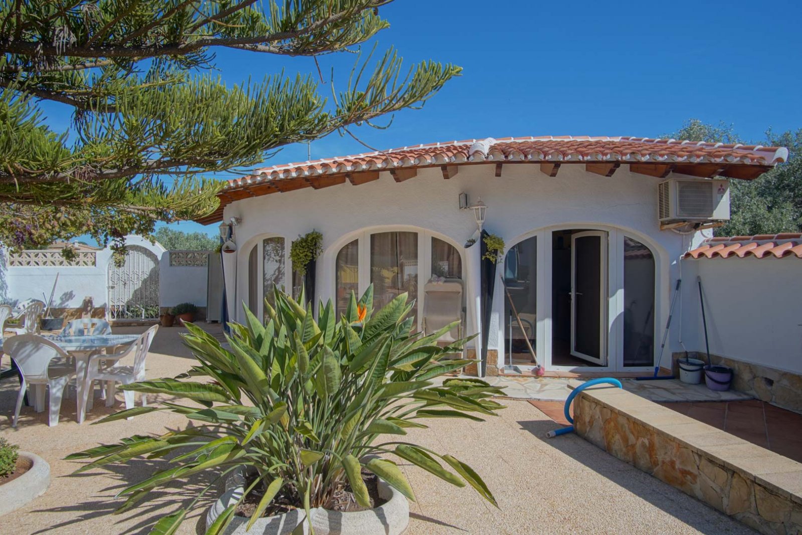 8291DEN Doppelhaushälfte zum Verkauf in La Pedrera, Dénia, nur einen Steinwurf vom Zentrum entfernt.