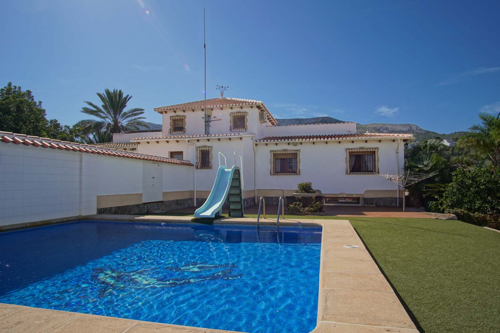 8291DEN Doppelhaushälfte zum Verkauf in La Pedrera, Dénia, nur einen Steinwurf vom Zentrum entfernt.