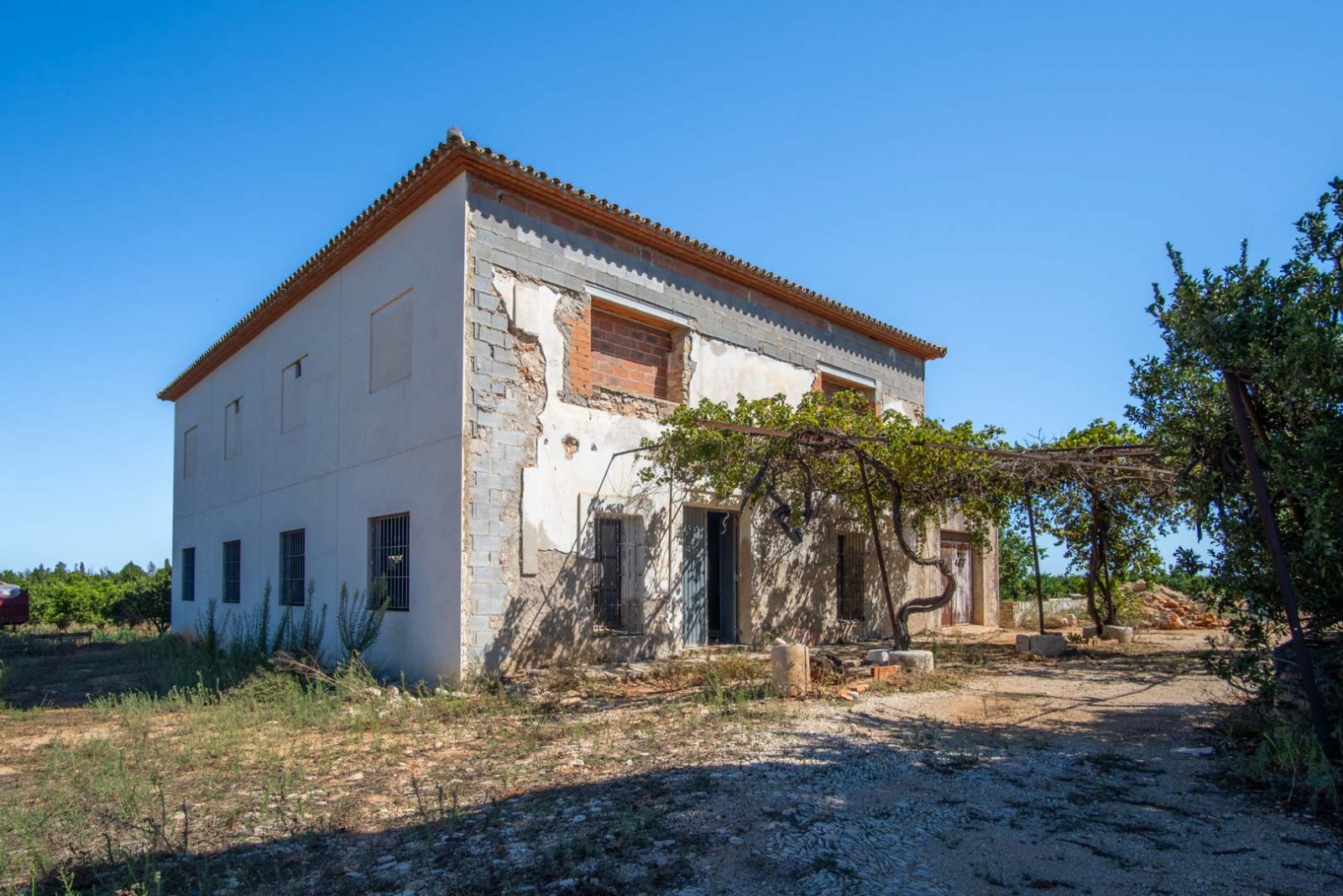 C3XY8296DEN Landhaus zum Renovieren mit großem Grundstück in Denia zu verkaufen.