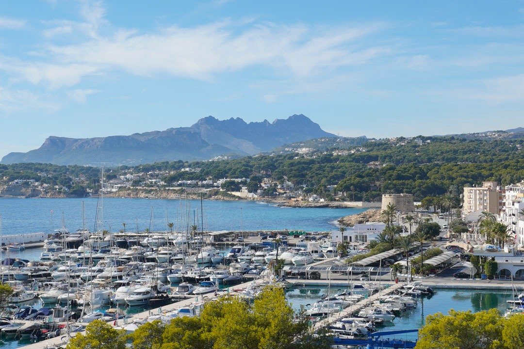 8114MOR Neubauvilla im Bau mit Panoramablick auf das Meer zum Verkauf in Moraira.