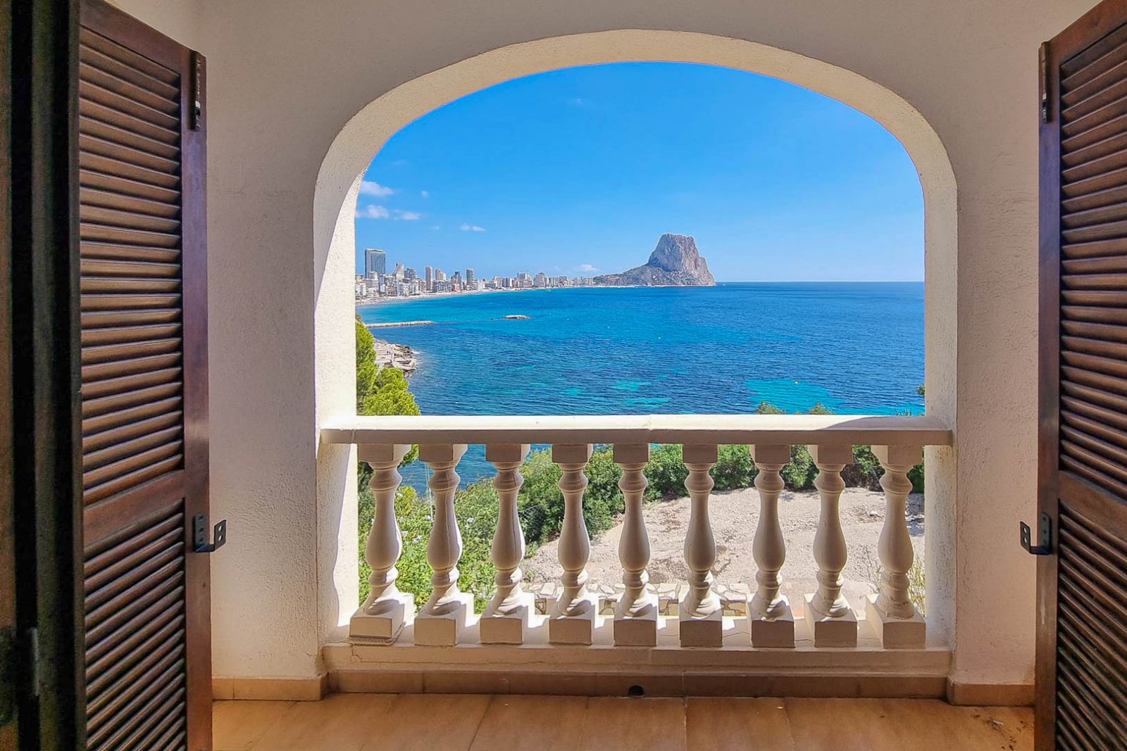 C3XY8206CAL Doppelhaushälfte mit direktem Meerblick zum Verkauf in Calpe.