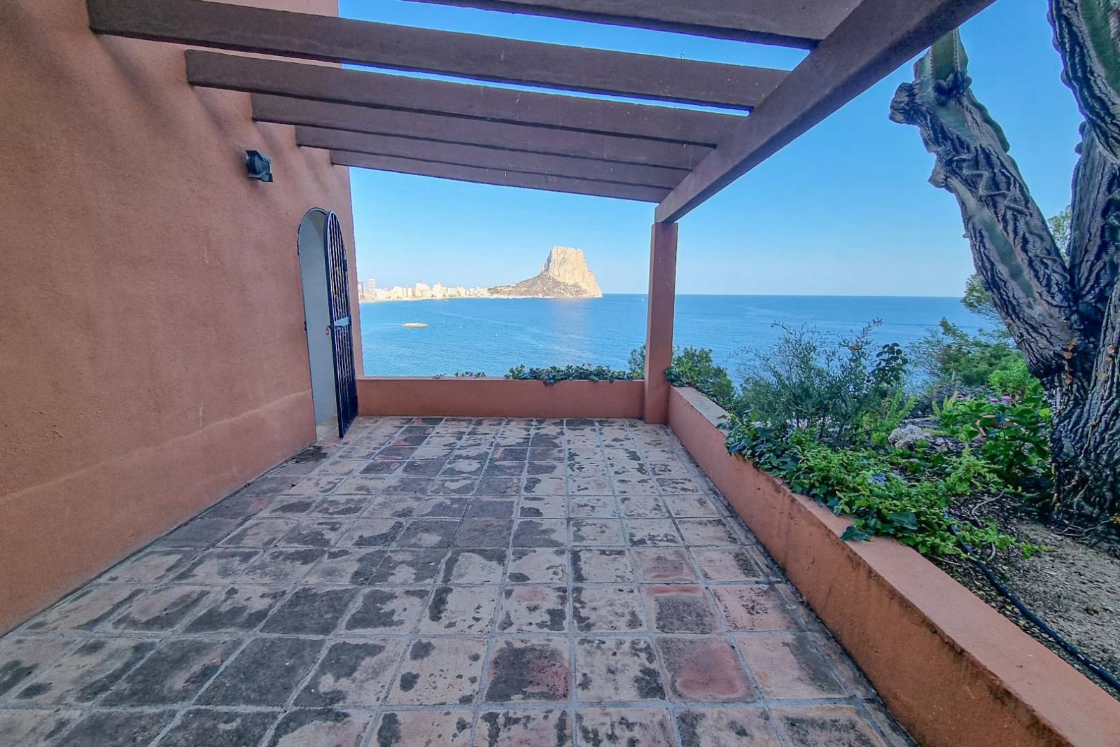 C3XY8206CAL Doppelhaushälfte mit direktem Meerblick zum Verkauf in Calpe.