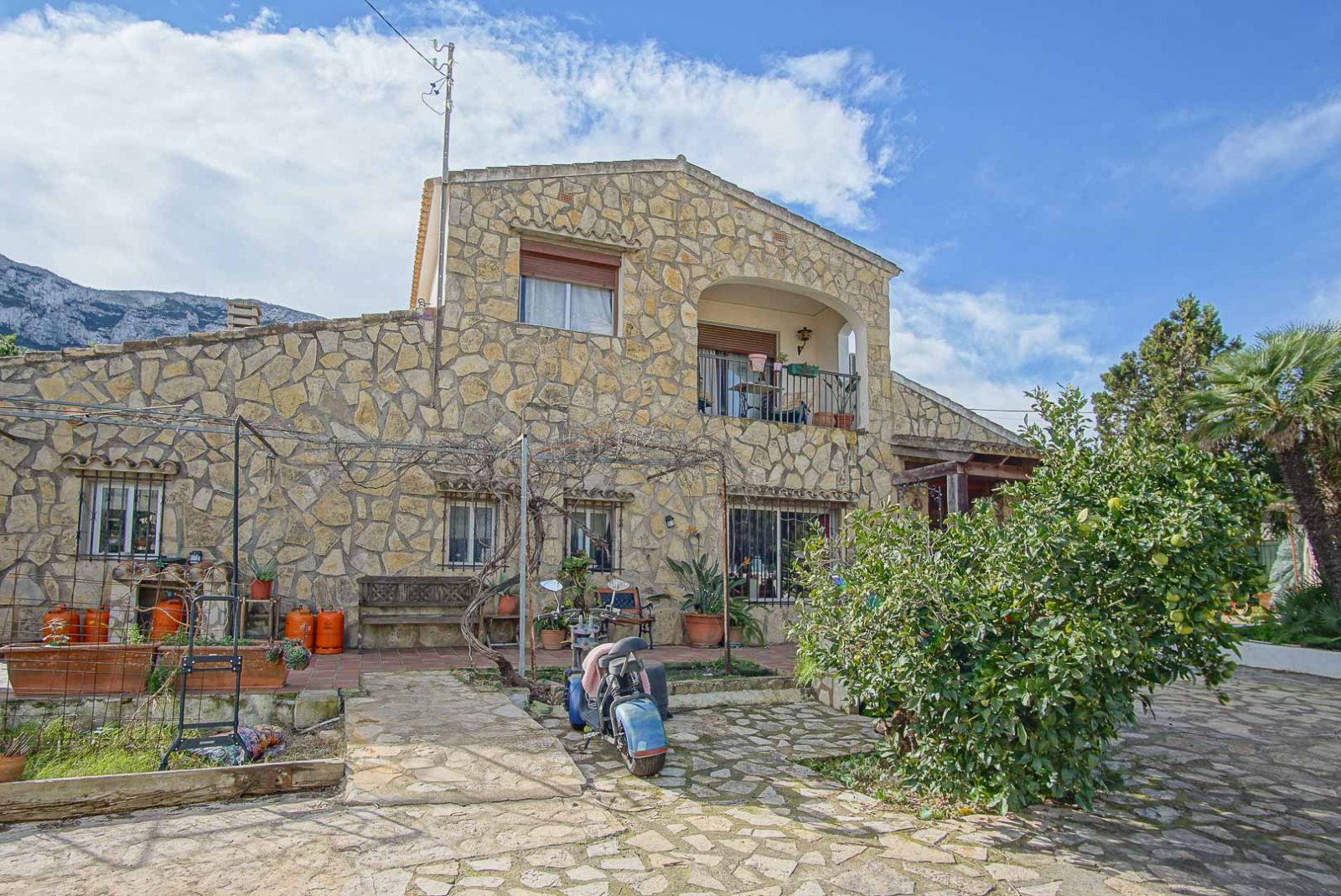 Denia: 8234DEN Rustikale Villa mit unabhängigen Wohnungen zum Verkauf in Denia, mit Blick auf das Meer, die Berge und die Burg.  Denia: 8234DEN Rustikale Villa mit unabhängigen Wohnungen zum Verkauf in Denia, mit Blick auf das Meer, die Berge und die Burg.