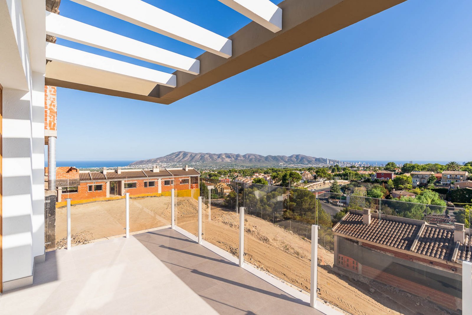 La Nucia: 8237NUC Neubau-Doppelhaushälften mit Panoramablick auf das Meer zum Verkauf in La Nucía.  La Nucia: 8237NUC Neubau-Doppelhaushälften mit Panoramablick auf das Meer zum Verkauf in La Nucía.