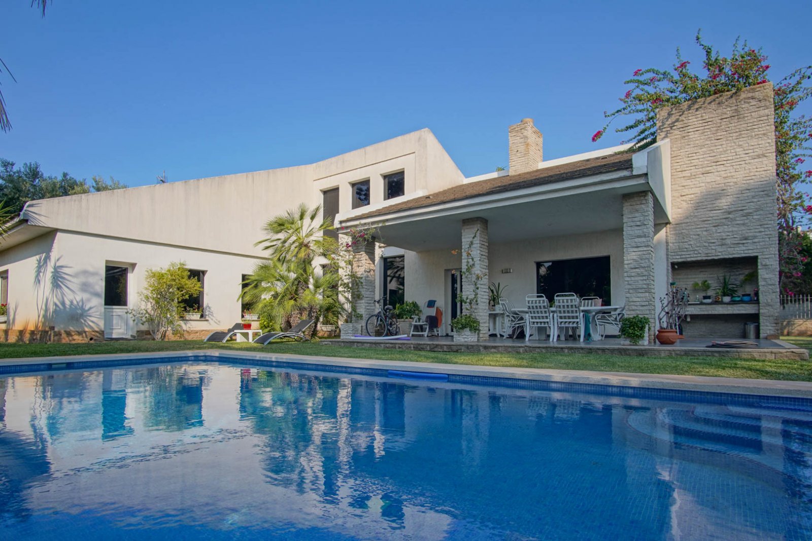 Denia: C3XY8287DEN Villa mit Pool zum Verkauf in Denia, mit teilweisem Blick auf die Berge und die Burg.  Denia: C3XY8287DEN Villa mit Pool zum Verkauf in Denia, mit teilweisem Blick auf die Berge und die Burg.