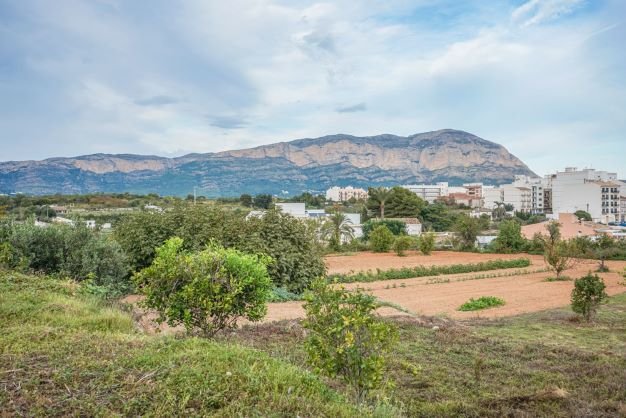 4154GAT Großes Grundstück mit halbfertiger Finca in Gata de Gorgos zu verkaufen