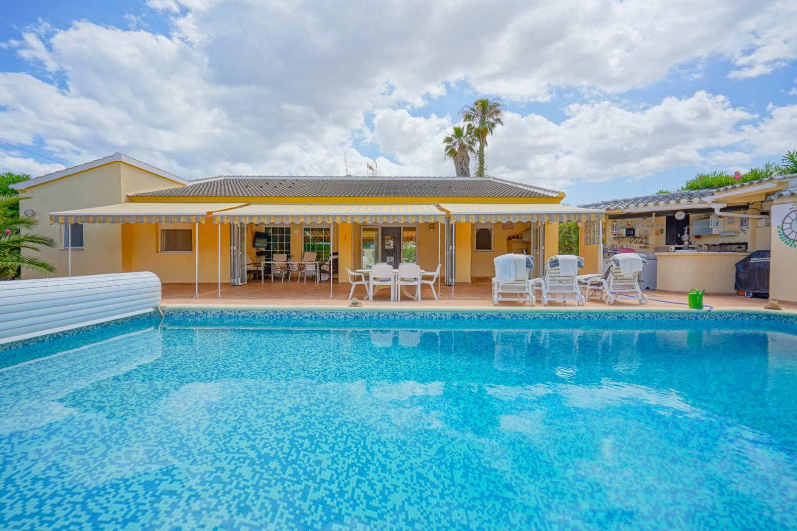 4397ELS Villa auf großem Grundstück mit geräumigem Gästehaus in Els Poblets zu verkaufen