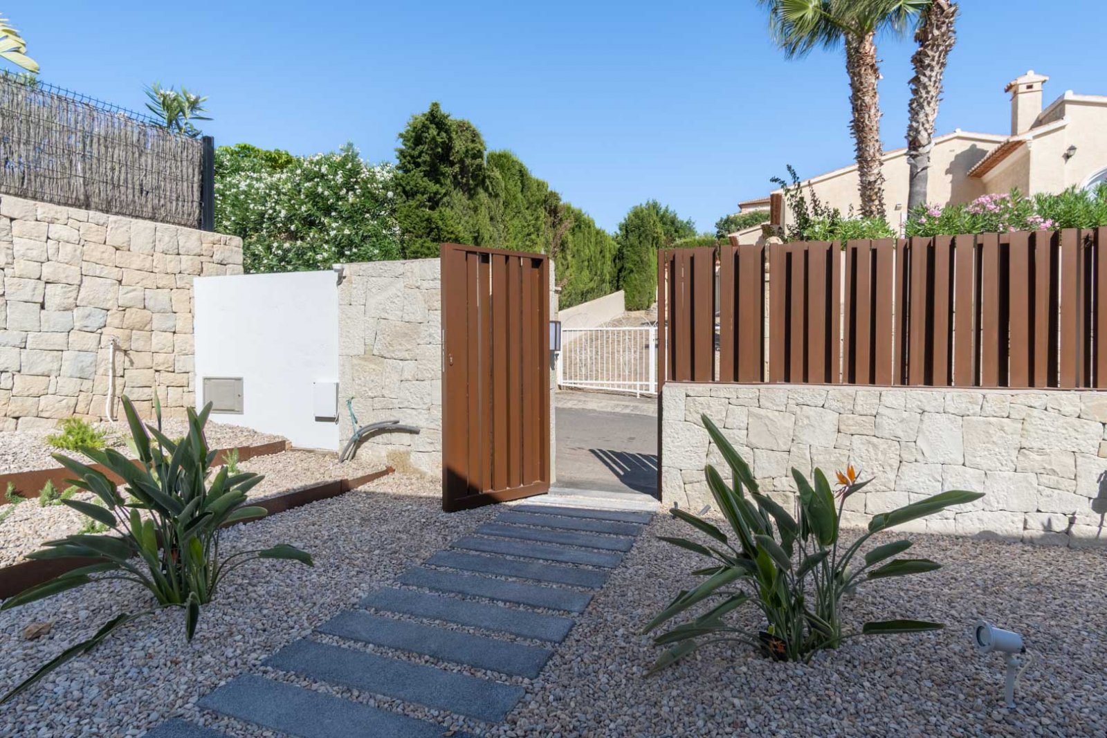 8280BEN Moderne Villa mit teilweisem Meerblick zum Verkauf in Benissa.