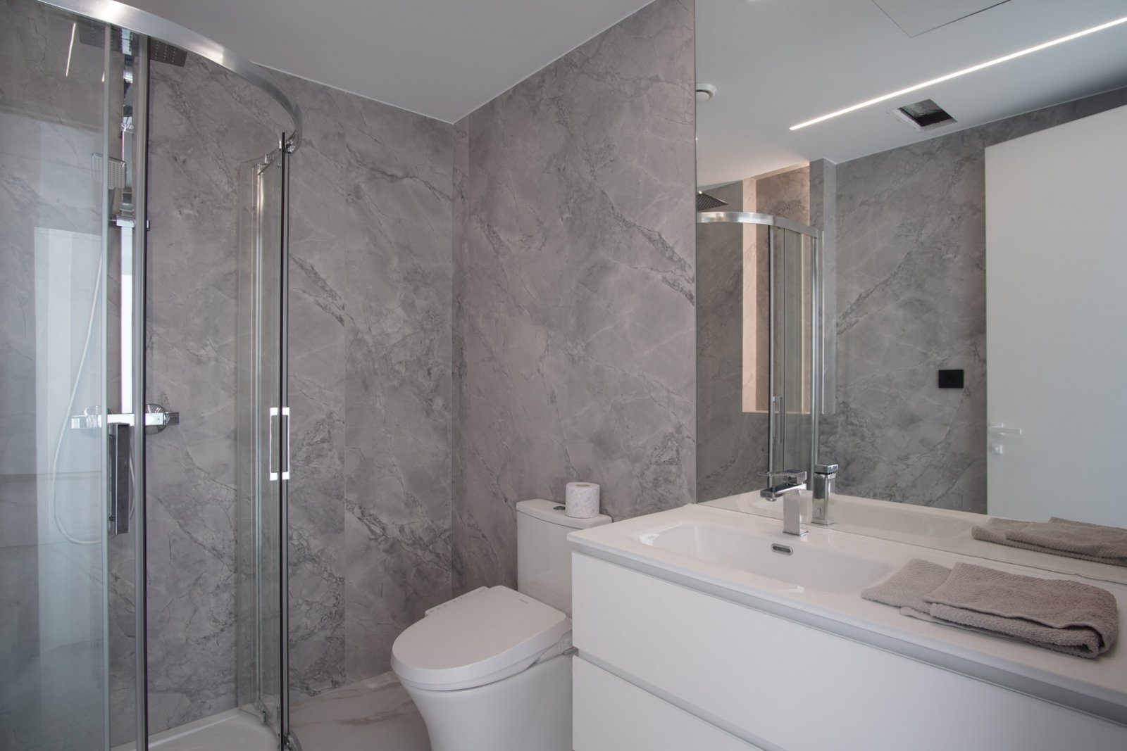 8283ALT Moderne Villa mit Panoramablick auf das Meer in Altea Hills zu verkaufen.