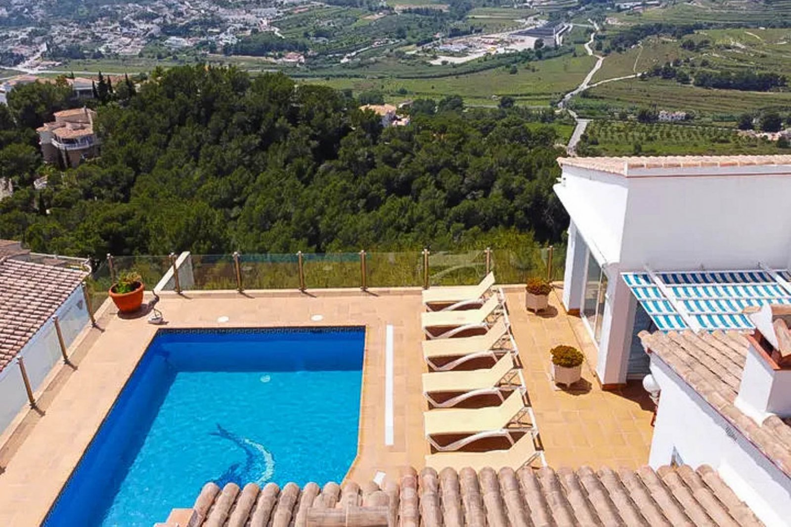 9001MOR Villa mit Pool und Meerblick in Moraira zu verkaufen.