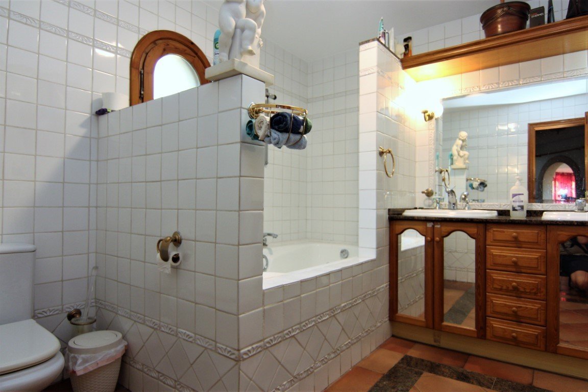 6197BEN Schöne 8 Schlafkamer Villa nur wenige Gehminuten vom Meer entfernt zum verkauf in Benissa