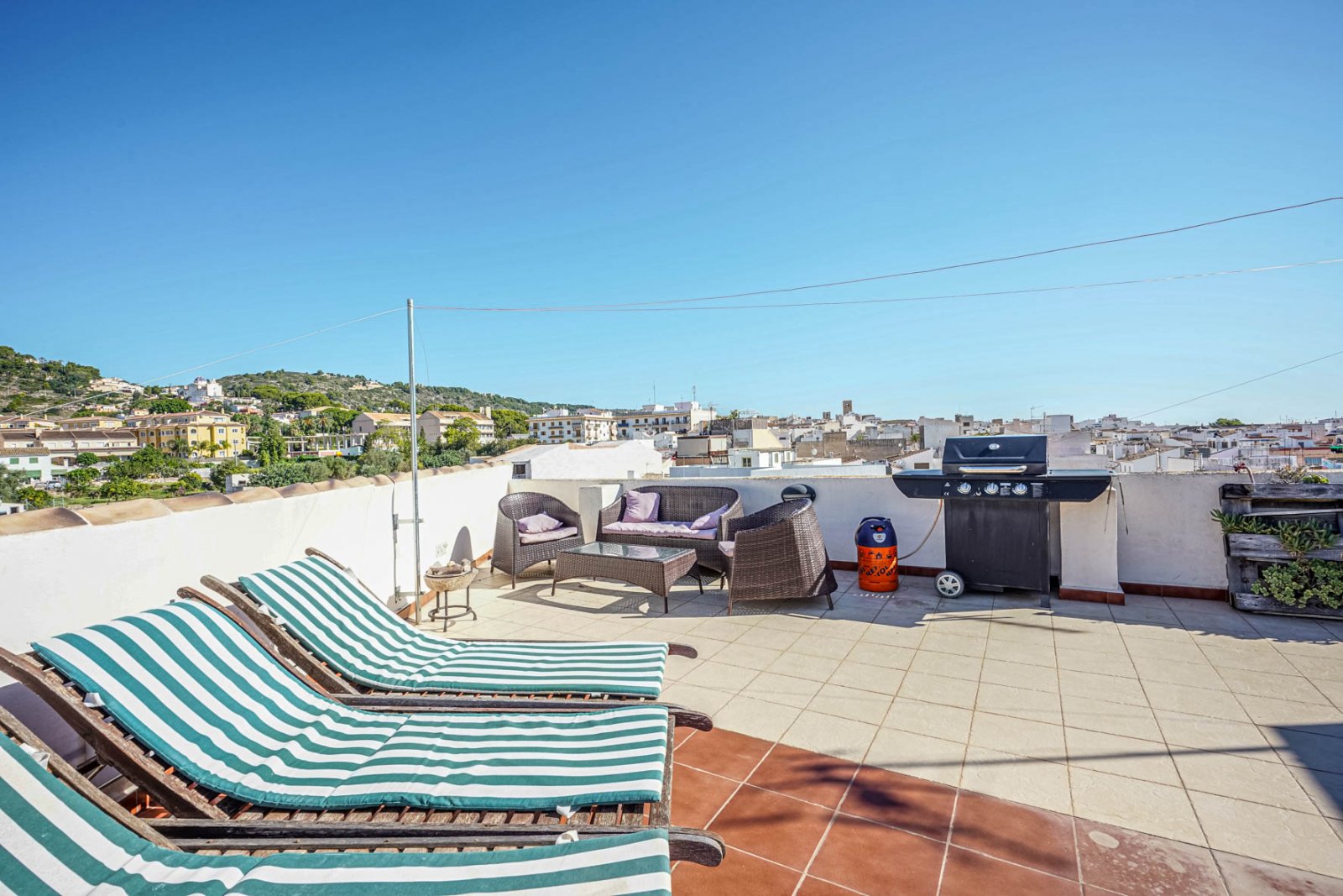 4139JAV Großes Reihenhaus im Zentrum von Jávea zu verkaufen