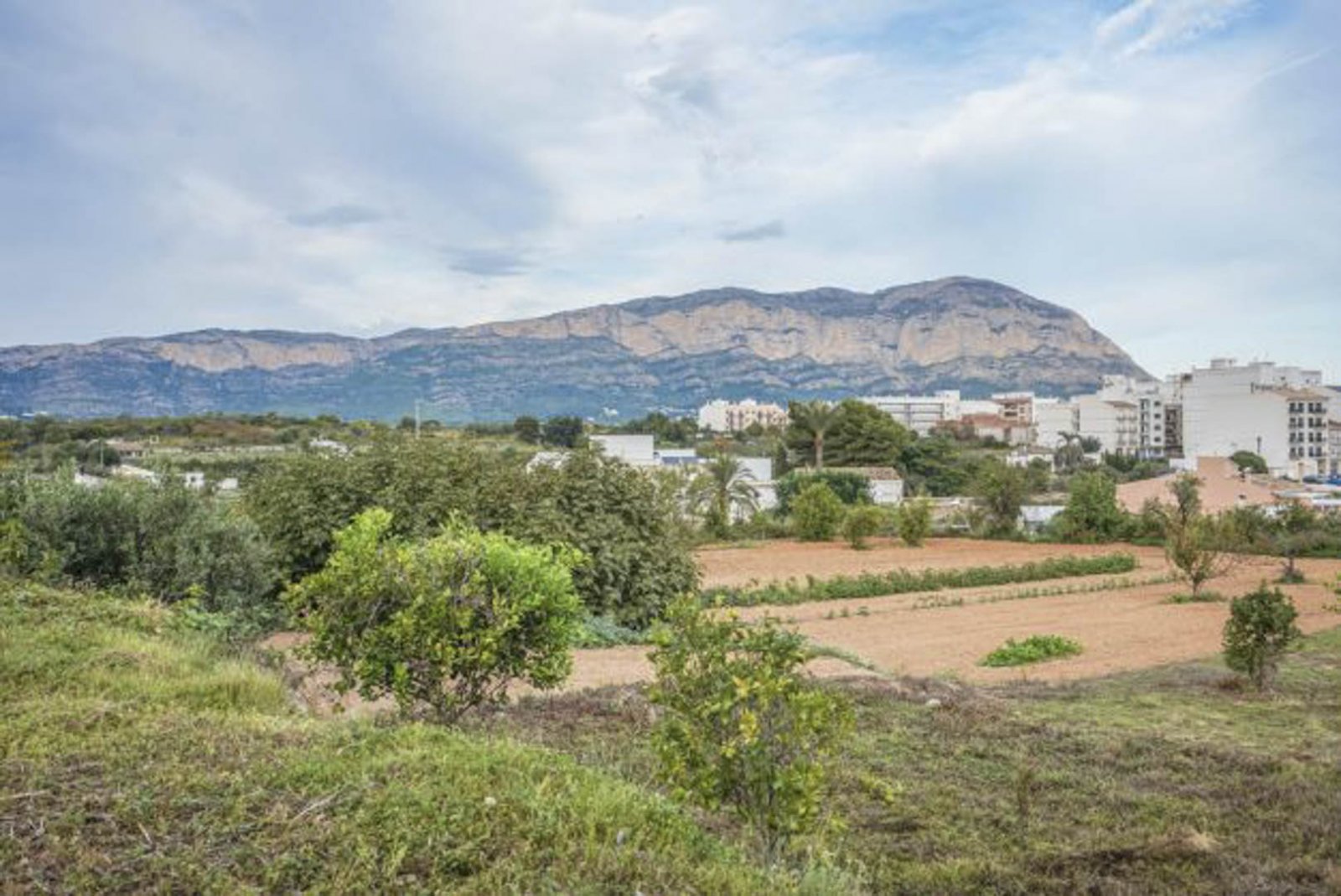 4154GAT Großes Grundstück mit halbfertiger Finca in Gata de Gorgos zu verkaufen