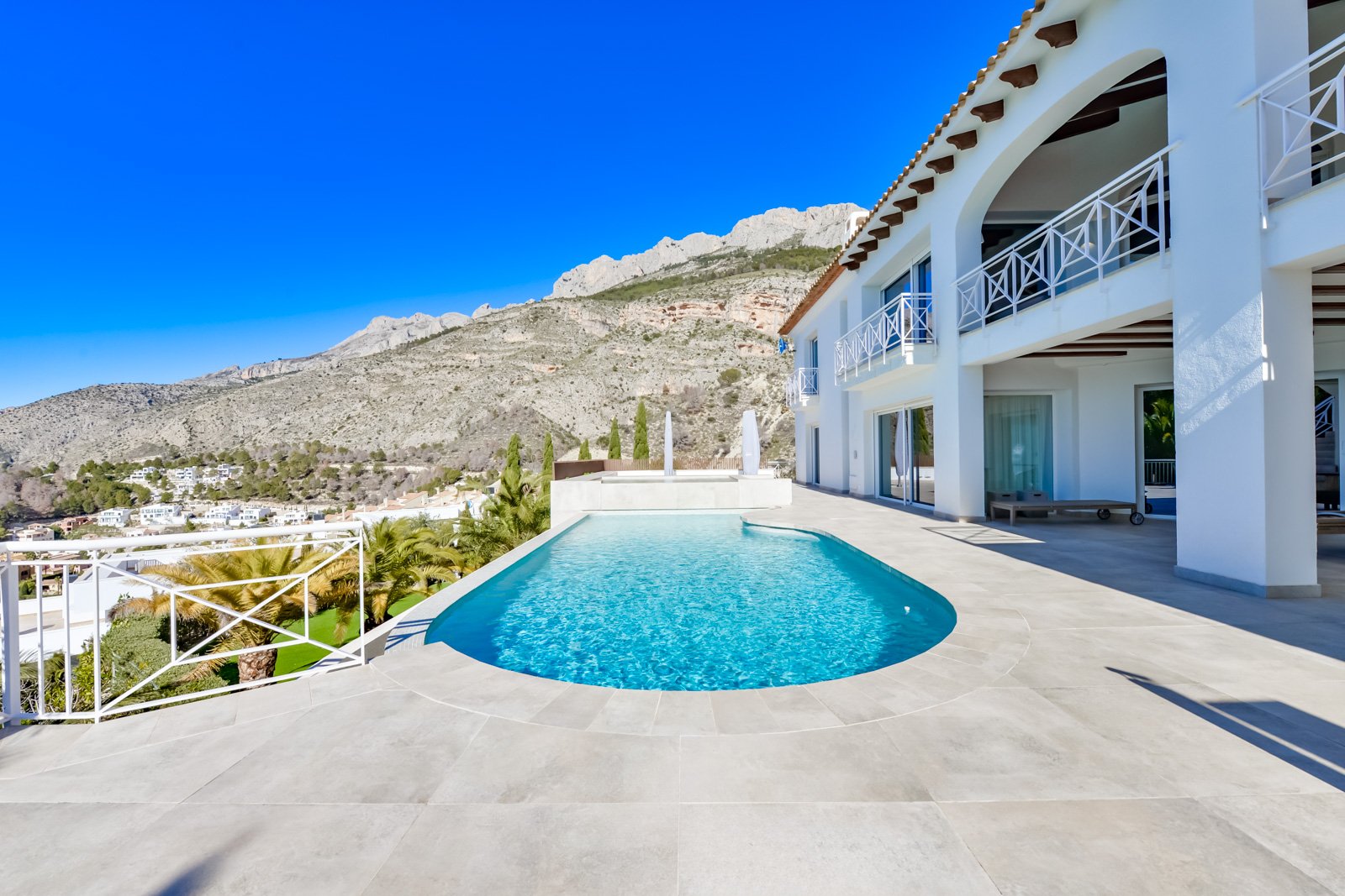 4495ALT Luxuriöse Villa mit Meerblick und geräumigem Gästehaus zum Verkauf in Sierra de Altea4495ALT Luxueuze villa met zeezicht en ruim gastenverblij