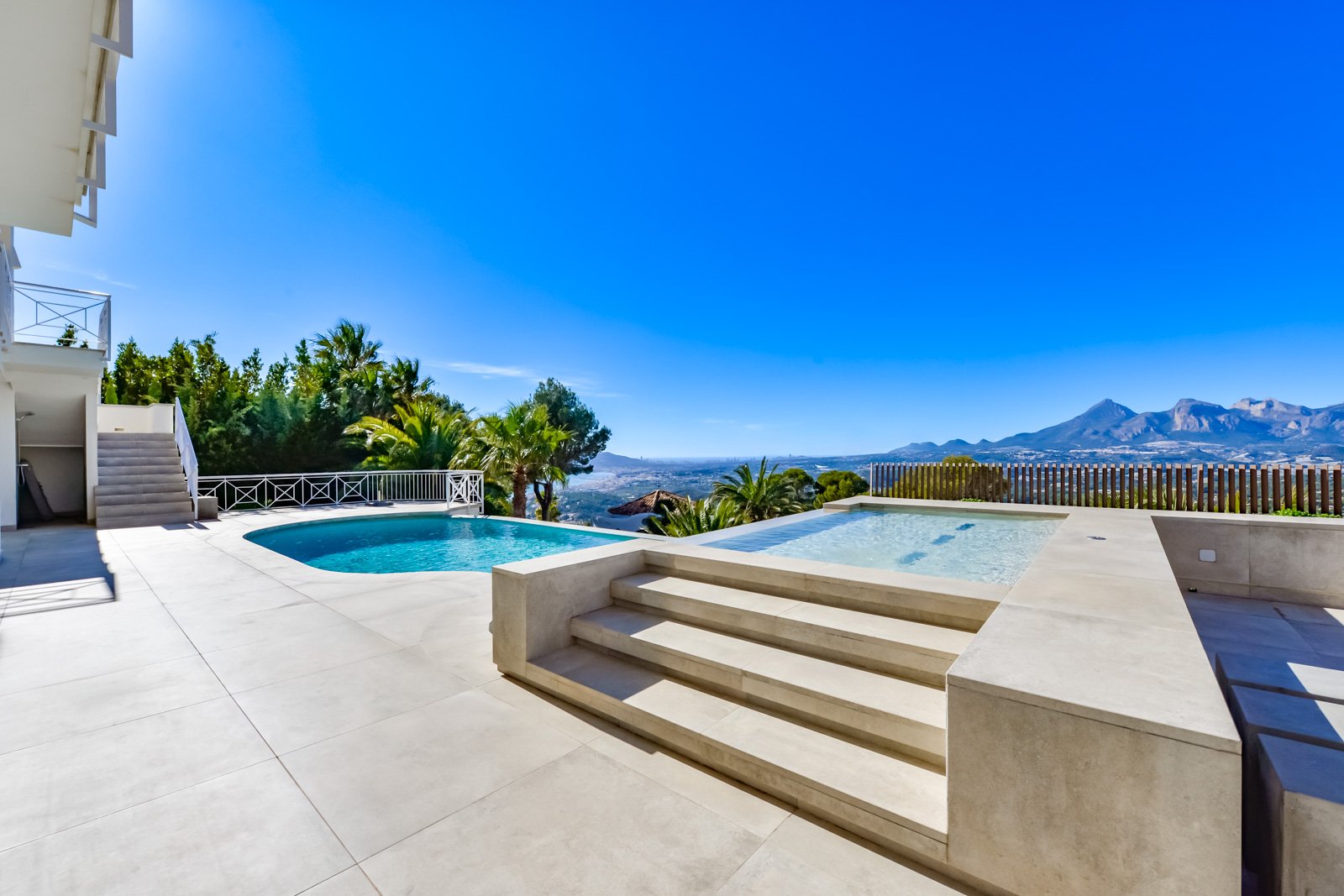 4495ALT Luxuriöse Villa mit Meerblick und geräumigem Gästehaus zum Verkauf in Sierra de Altea4495ALT Luxueuze villa met zeezicht en ruim gastenverblij