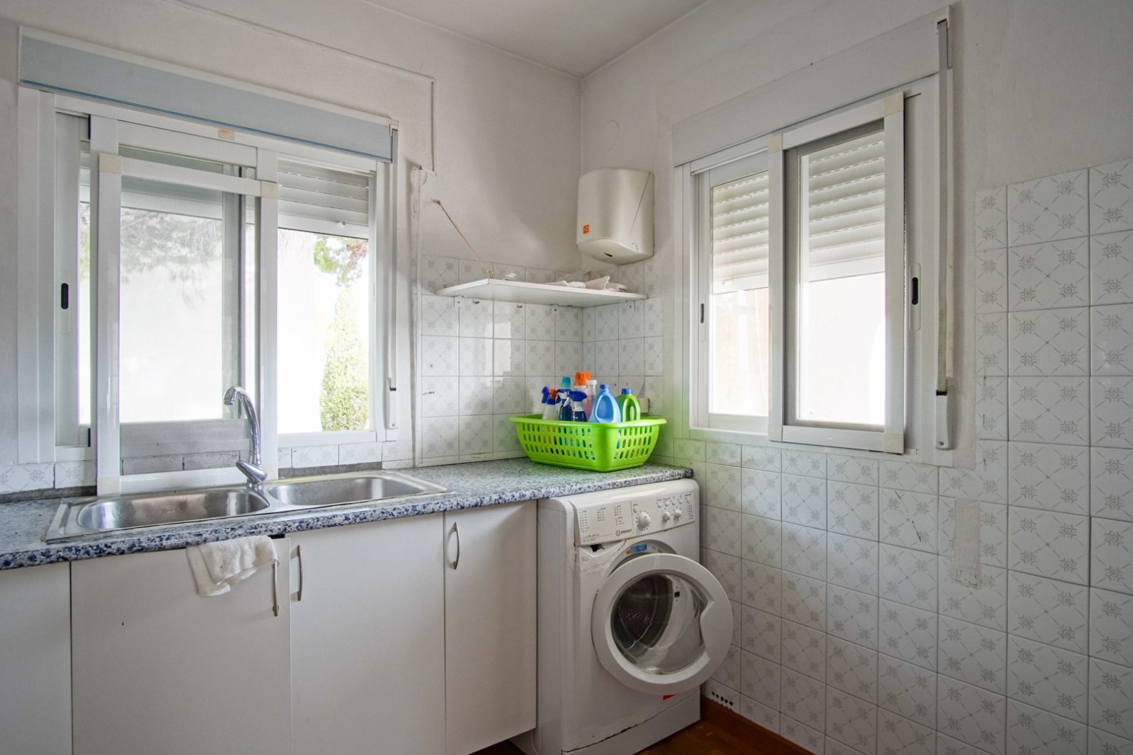 8293DEN Villa und Geschäft mit teilweisem Meerblick zu verkaufen in Las Rotas, Denia.