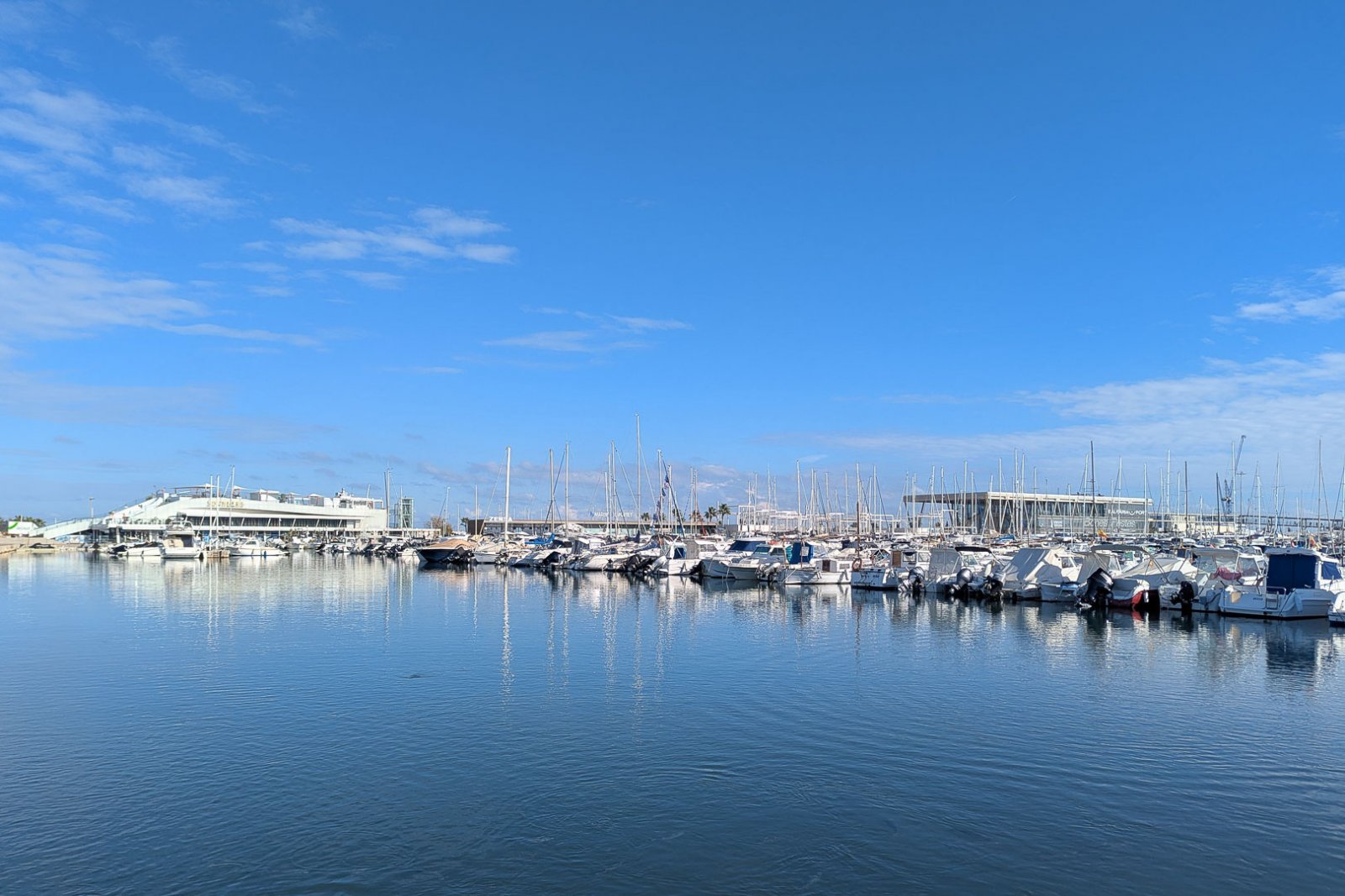 8293DEN Villa und Geschäft mit teilweisem Meerblick zu verkaufen in Las Rotas, Denia.