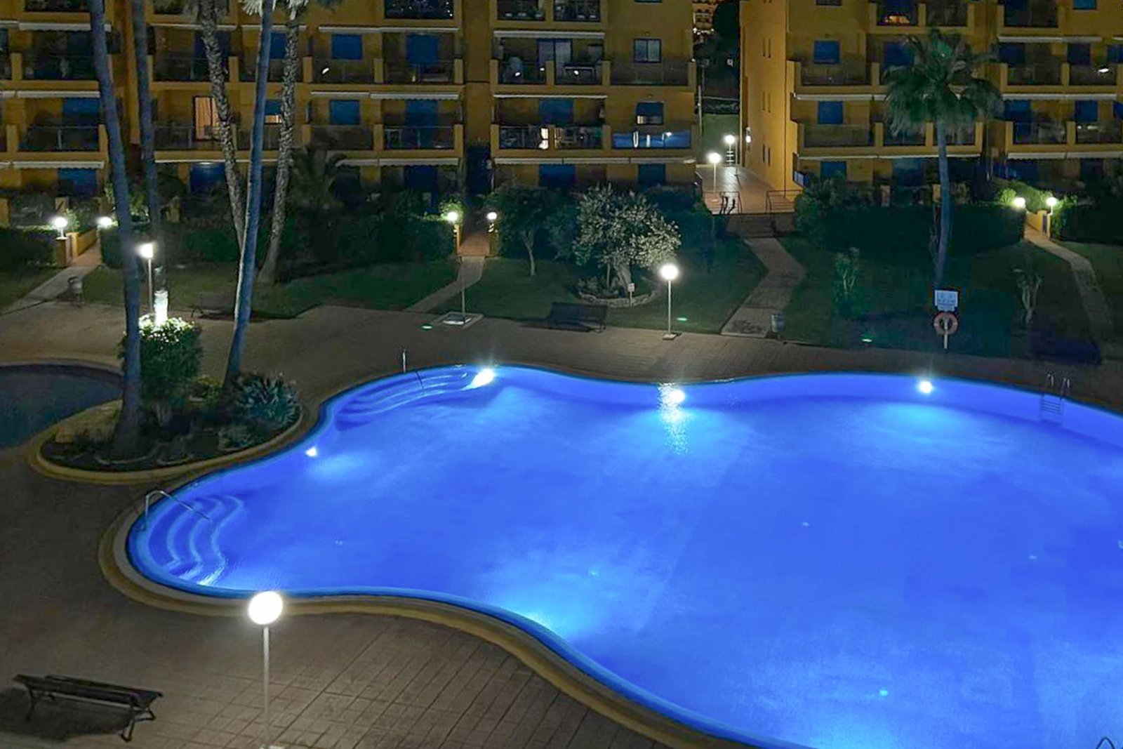 8269DEN Duplex-Penthouse mit Terrasse und teilweisem Meerblick zu verkaufen in Las Marina, Denia.