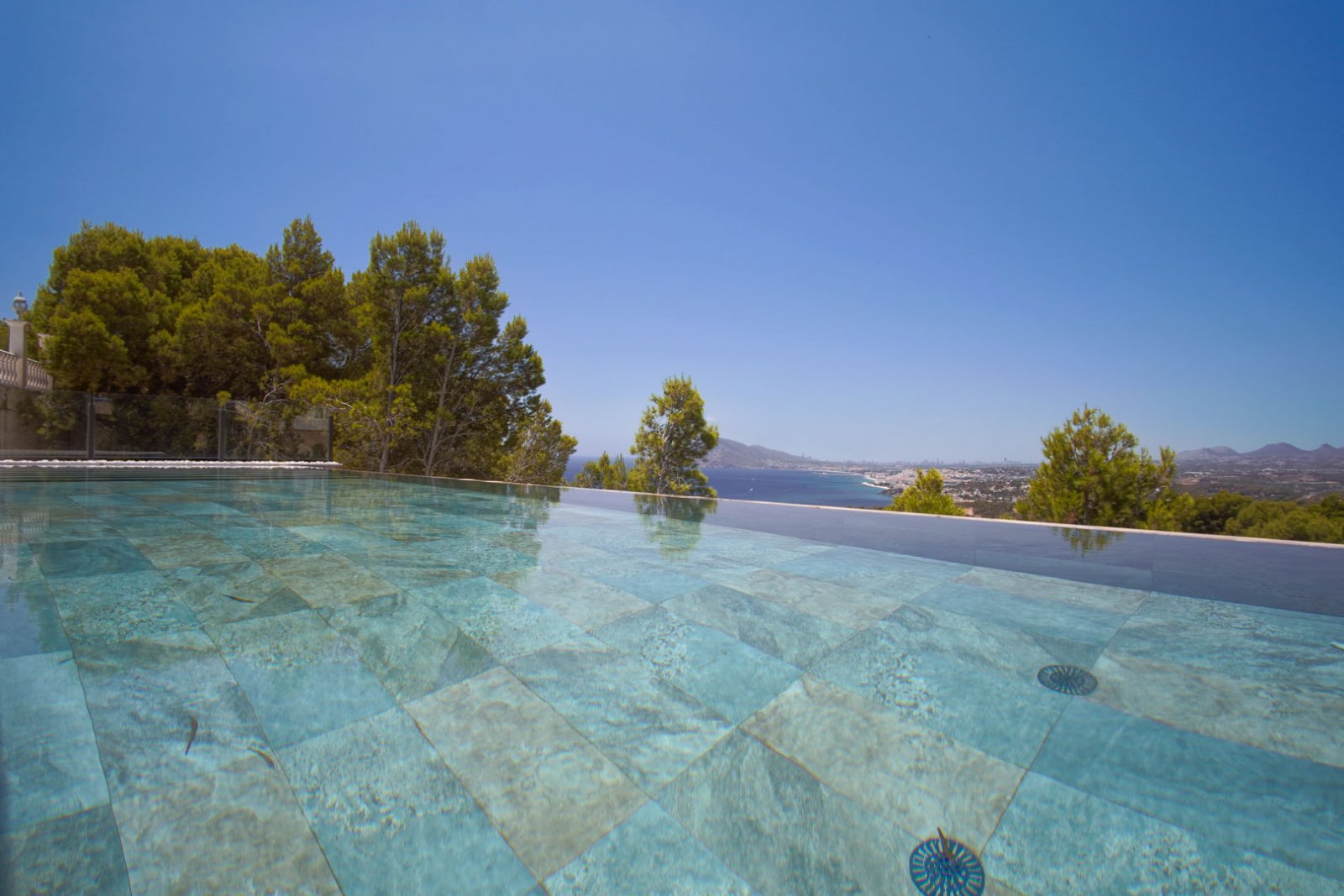 8283ALT Moderne Villa mit Panoramablick auf das Meer in Altea Hills zu verkaufen.
