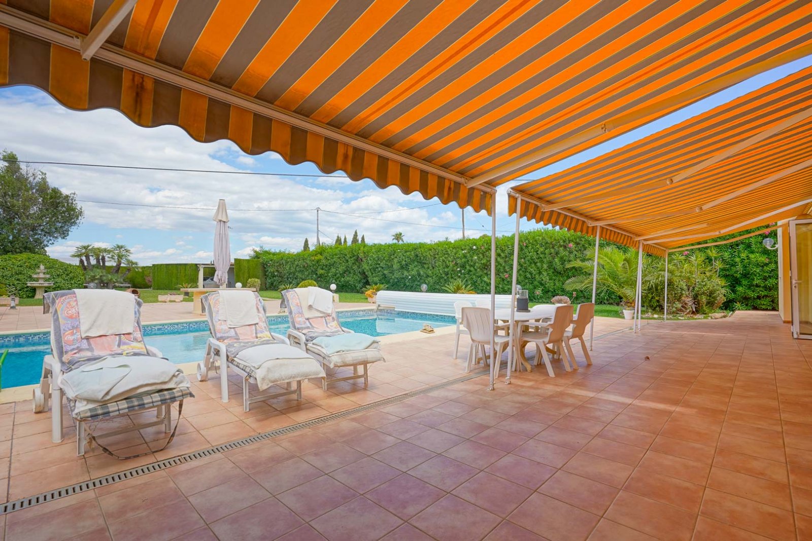 4397ELS Villa auf großem Grundstück mit geräumigem Gästehaus in Els Poblets zu verkaufen