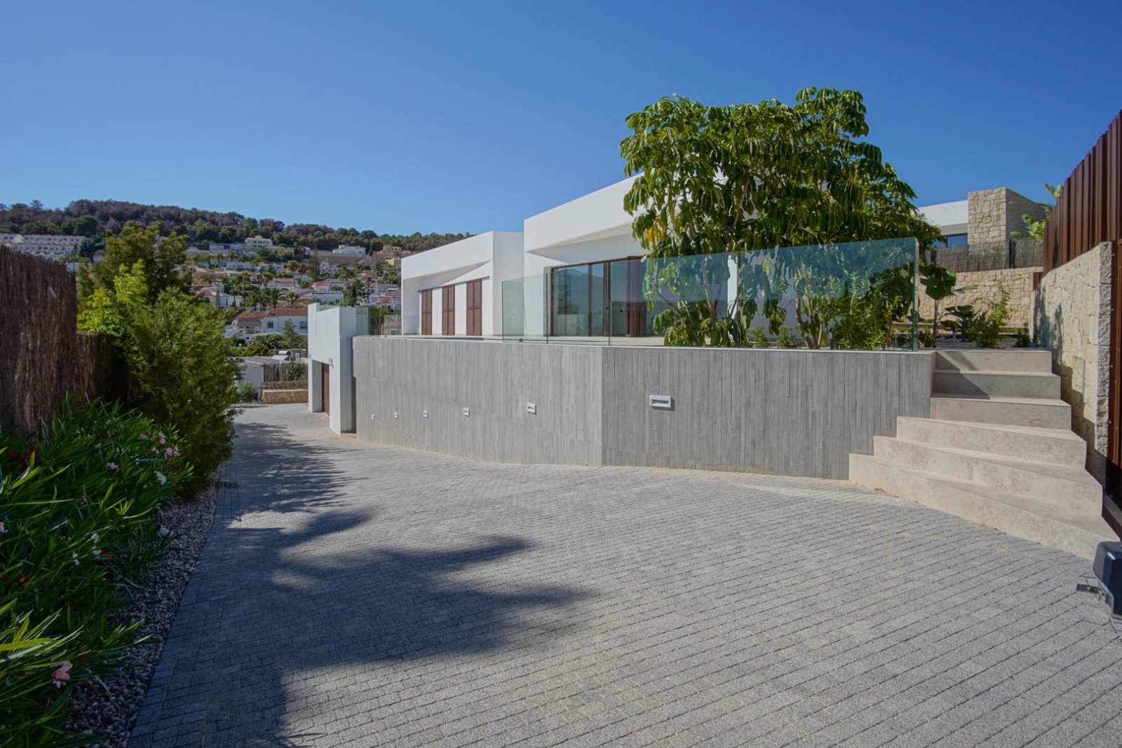 8280BEN Moderne Villa mit teilweisem Meerblick zum Verkauf in Benissa.