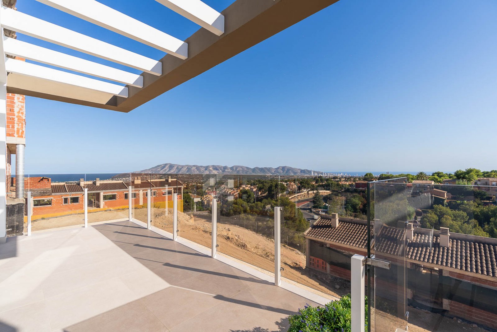 8237NUC Neubau-Doppelhaushälften mit Panoramablick auf das Meer zum Verkauf in La Nucía.