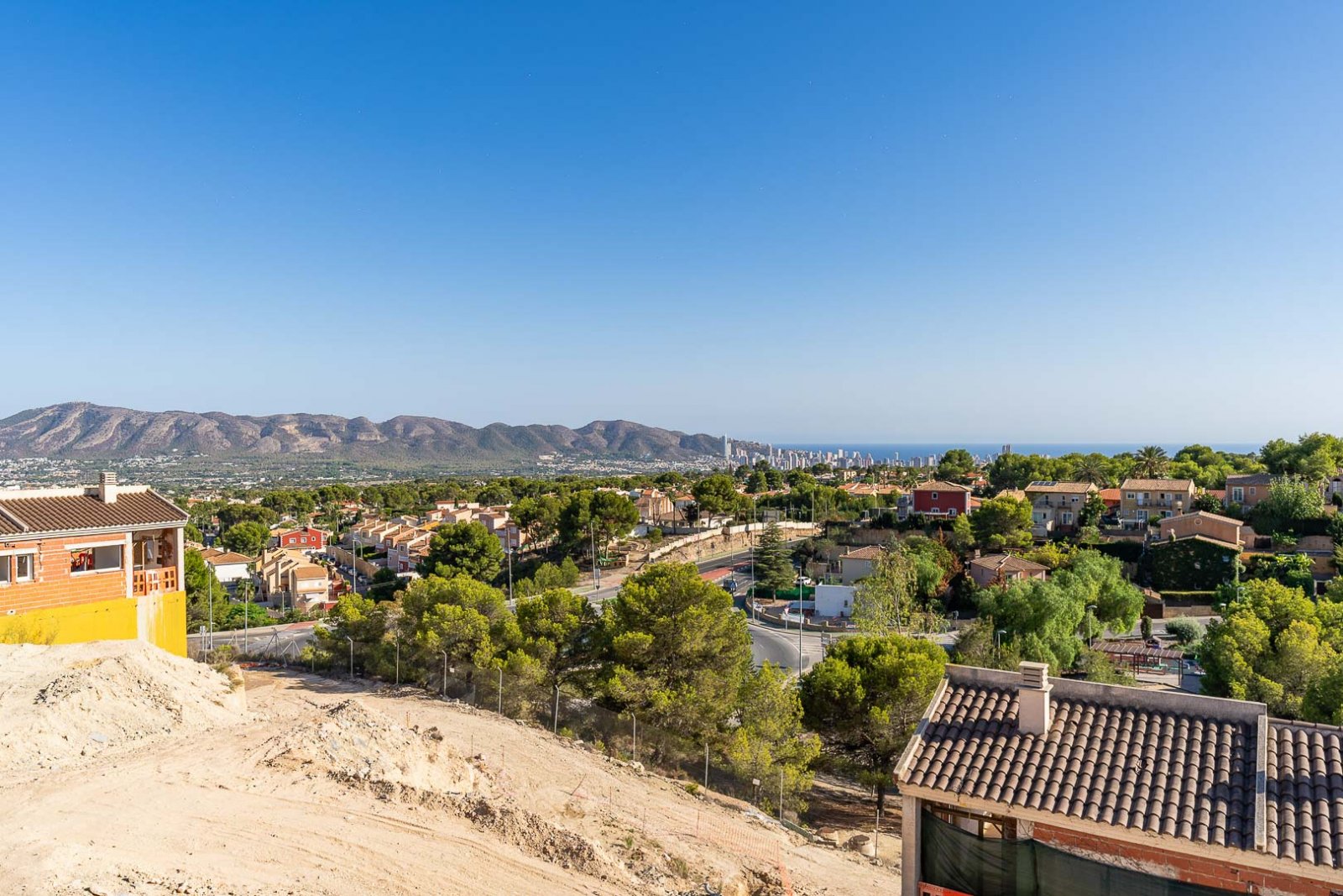 8237NUC Neubau-Doppelhaushälften mit Panoramablick auf das Meer zum Verkauf in La Nucía.