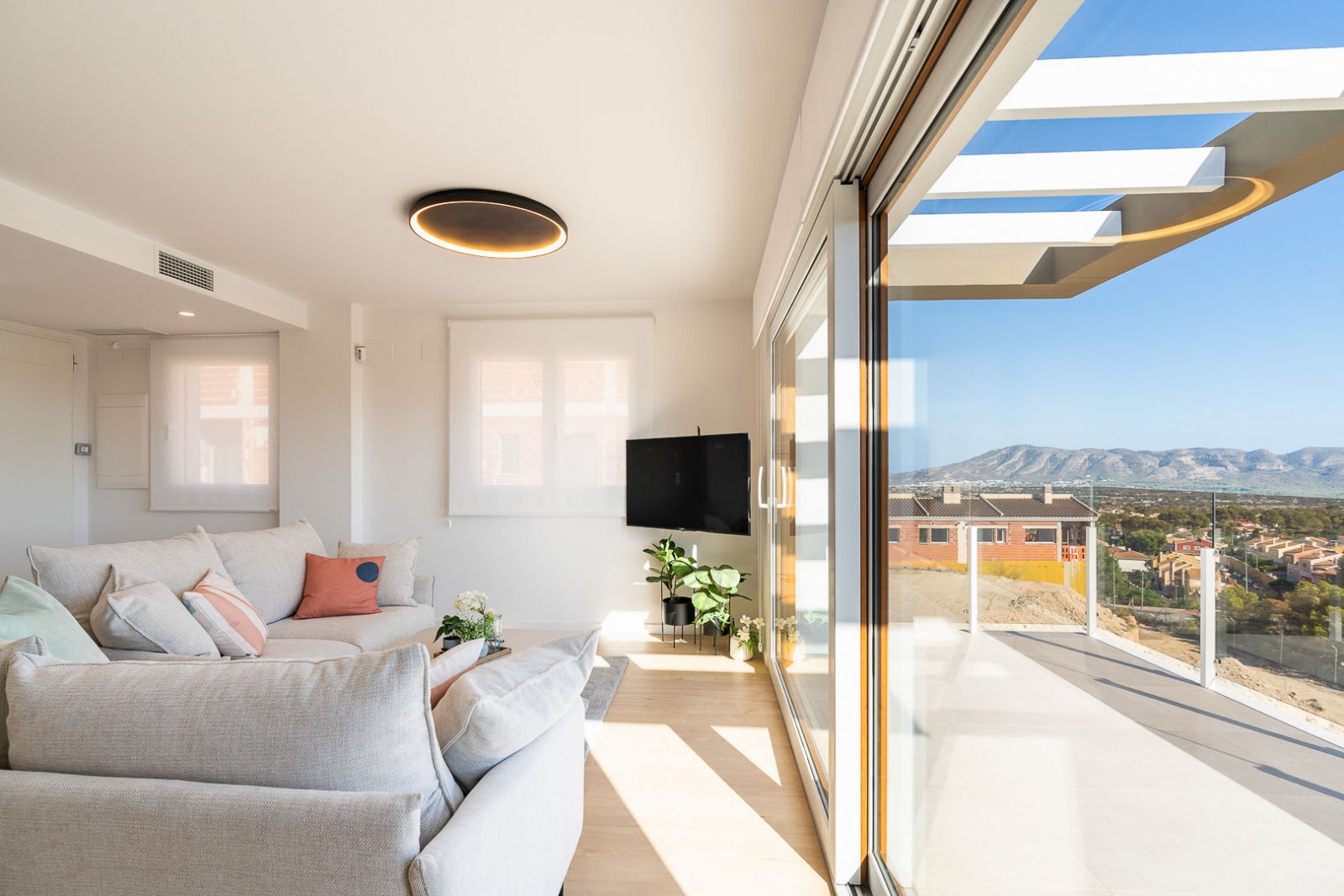 8237NUC Neubau-Doppelhaushälften mit Panoramablick auf das Meer zum Verkauf in La Nucía.