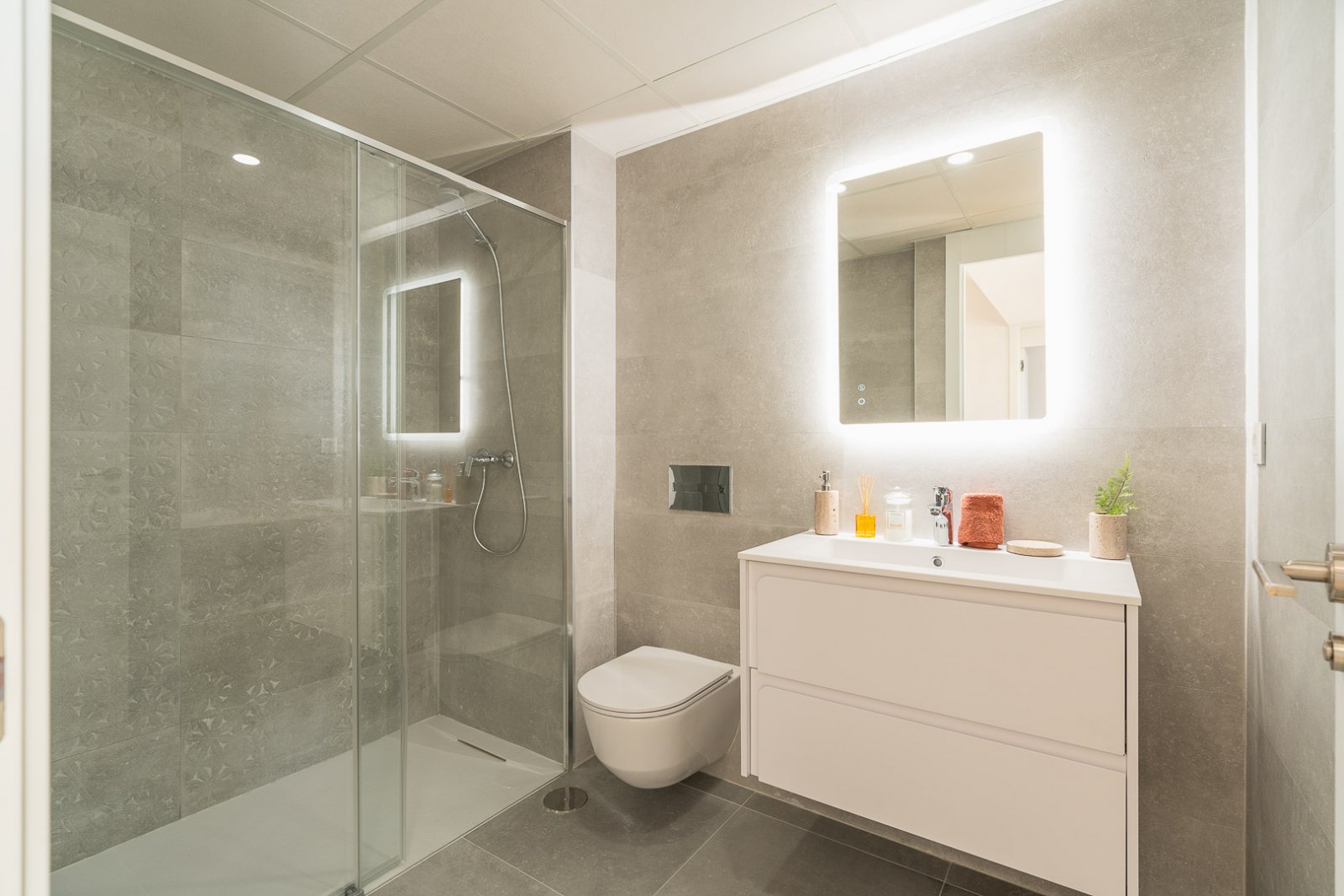 8237NUC Neubau-Doppelhaushälften mit Panoramablick auf das Meer zum Verkauf in La Nucía.