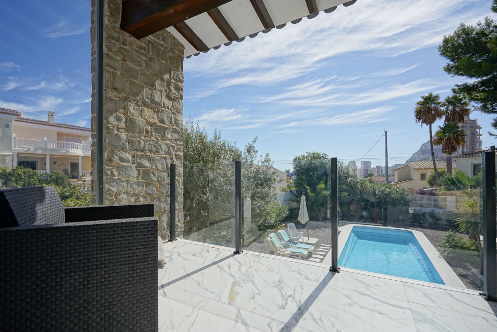 C3XY4574CAL Renovierte Villa mit 5 Schlafzimmern zu verkaufen, 500 m vom Strand und Zentrum von Calpe entfernt