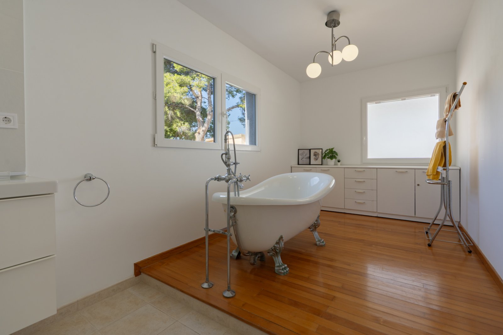 C3XY4574CAL Renovierte Villa mit 5 Schlafzimmern zu verkaufen, 500 m vom Strand und Zentrum von Calpe entfernt