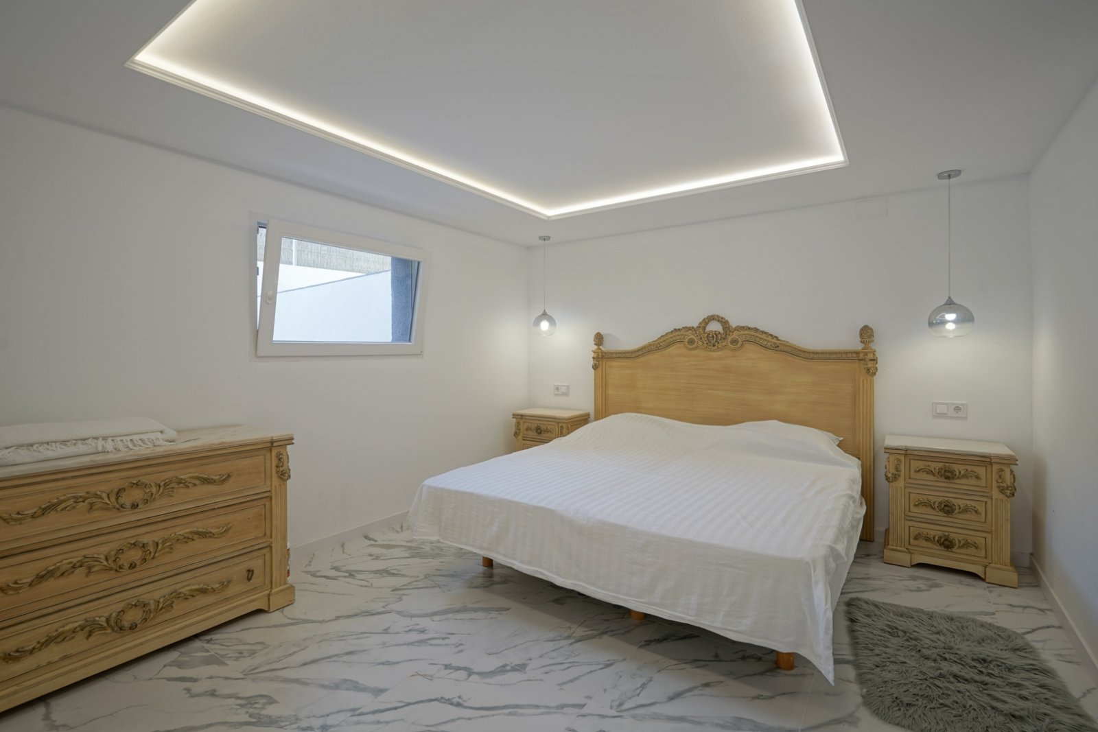 C3XY4574CAL Renovierte Villa mit 5 Schlafzimmern zu verkaufen, 500 m vom Strand und Zentrum von Calpe entfernt