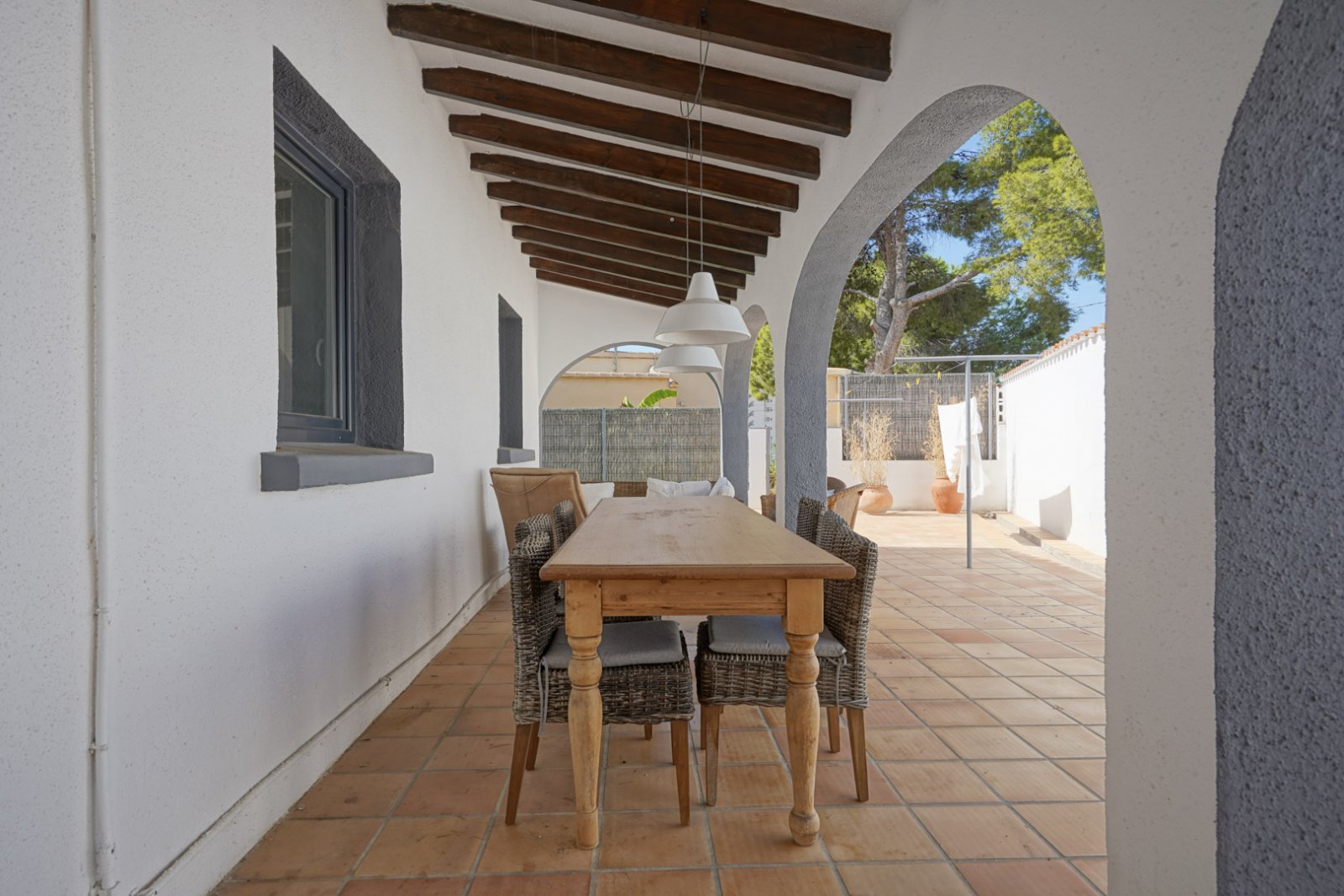 C3XY4574CAL Renovierte Villa mit 5 Schlafzimmern zu verkaufen, 500 m vom Strand und Zentrum von Calpe entfernt