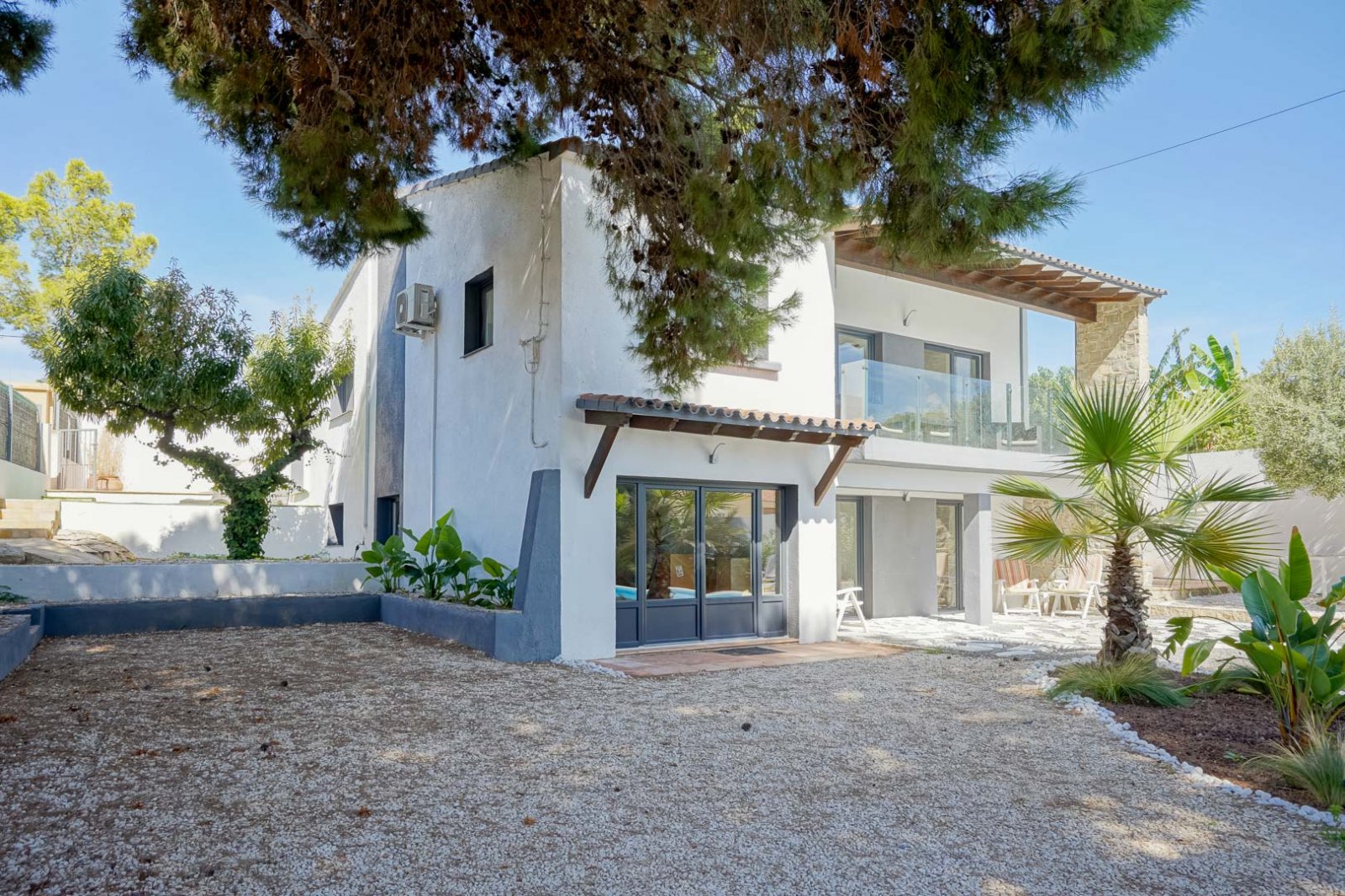 C3XY4574CAL Renovierte Villa mit 5 Schlafzimmern zu verkaufen, 500 m vom Strand und Zentrum von Calpe entfernt
