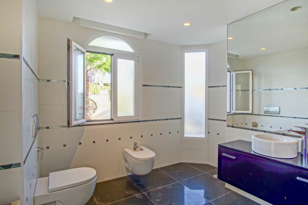 7030ALF Neue architektonische Villa im Kolonialstil zu verkaufen in Alfaz del Pi Alicante