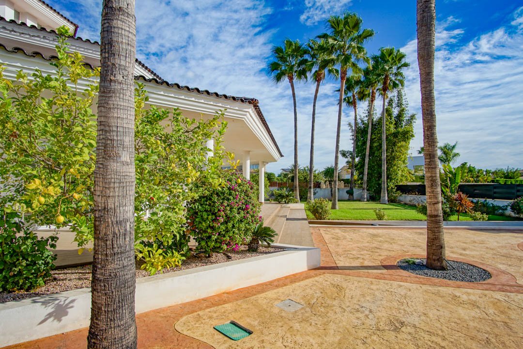 7030ALF Neue architektonische Villa im Kolonialstil zu verkaufen in Alfaz del Pi Alicante