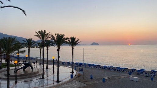 7030ALF Neue architektonische Villa im Kolonialstil zu verkaufen in Alfaz del Pi Alicante