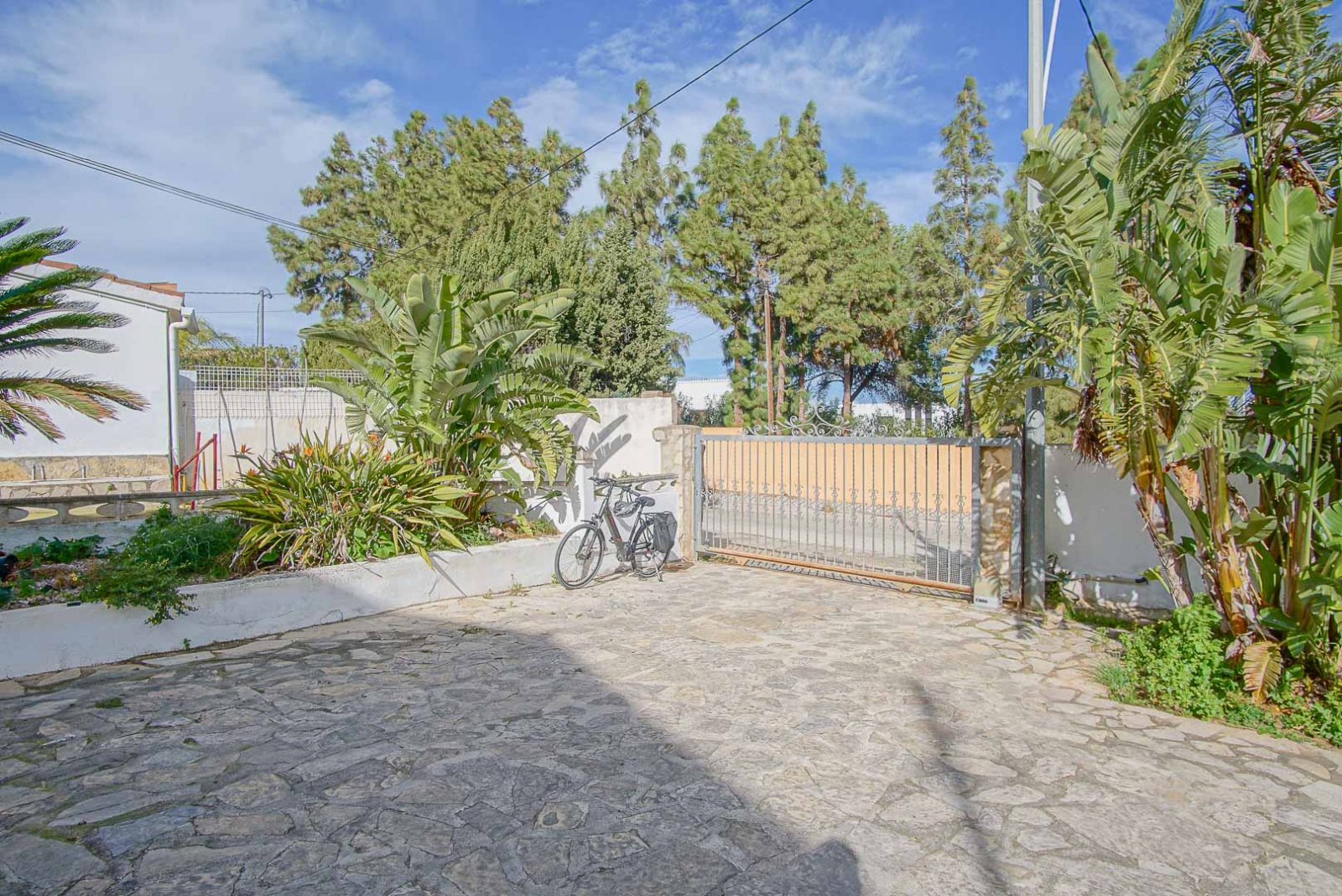 8234DEN Rustikale Villa mit unabhängigen Wohnungen zum Verkauf in Denia, mit Blick auf das Meer, die Berge und die Burg.