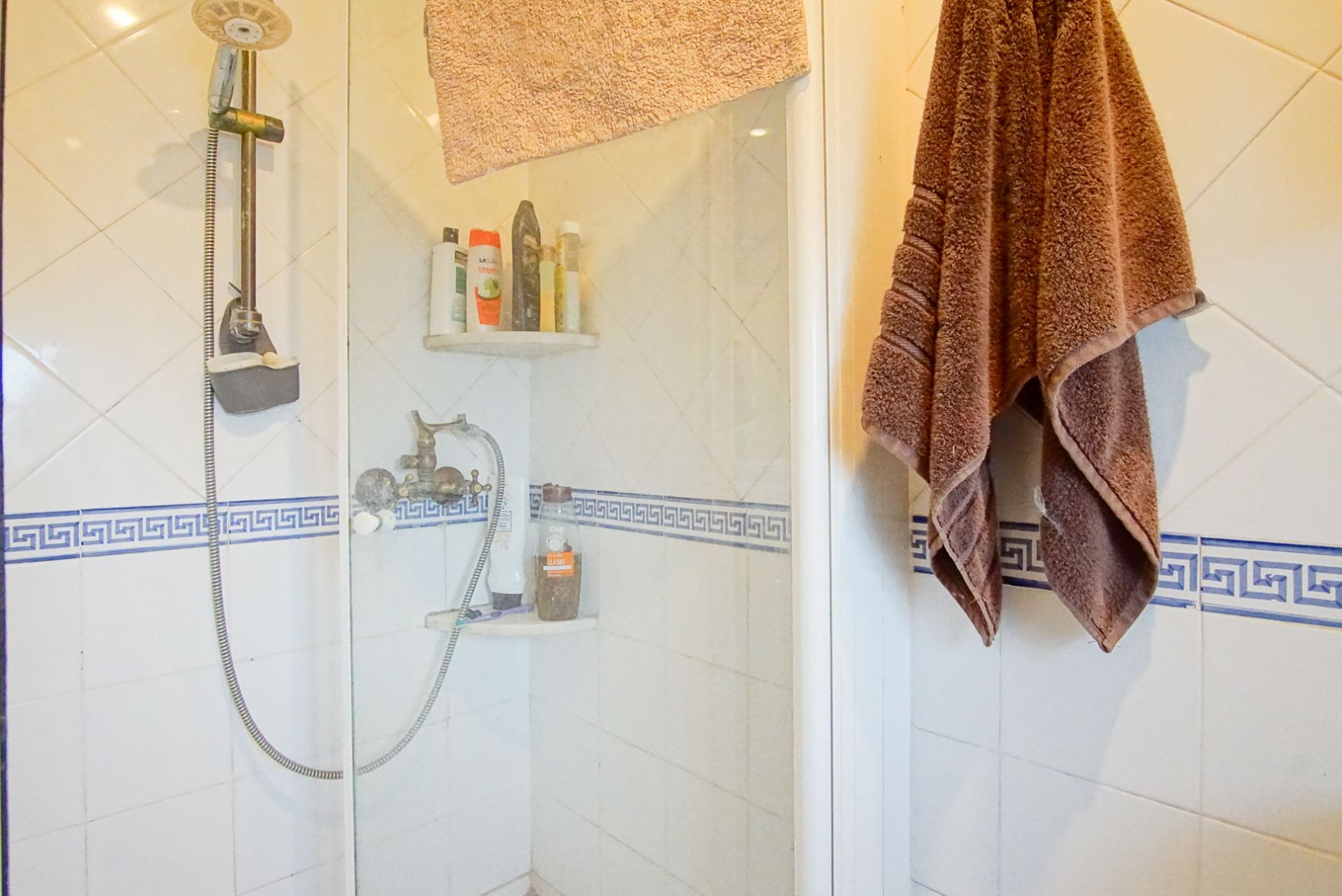 8234DEN Rustikale Villa mit unabhängigen Wohnungen zum Verkauf in Denia, mit Blick auf das Meer, die Berge und die Burg.