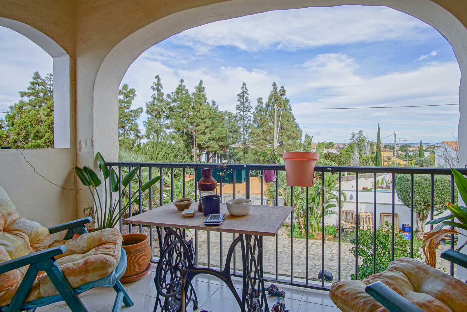 8234DEN Rustikale Villa mit unabhängigen Wohnungen zum Verkauf in Denia, mit Blick auf das Meer, die Berge und die Burg.